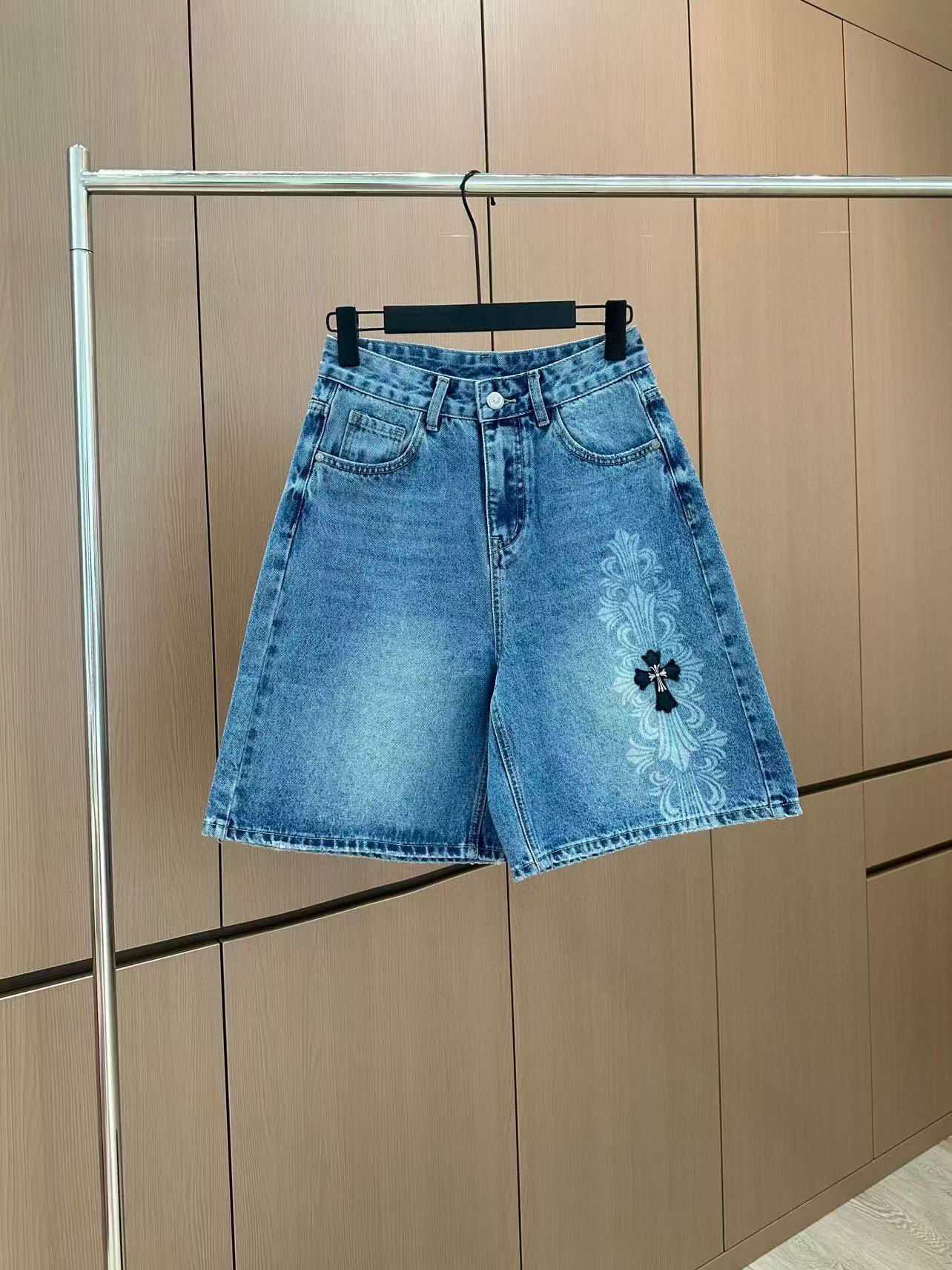 🛒𝐍𝐄𝐖 · 𝟐𝟎𝟐5/爆款现货

原单品质  设计师*｜经典贴布五分牛仔裤
夏天必须得安排一条中裤，休
