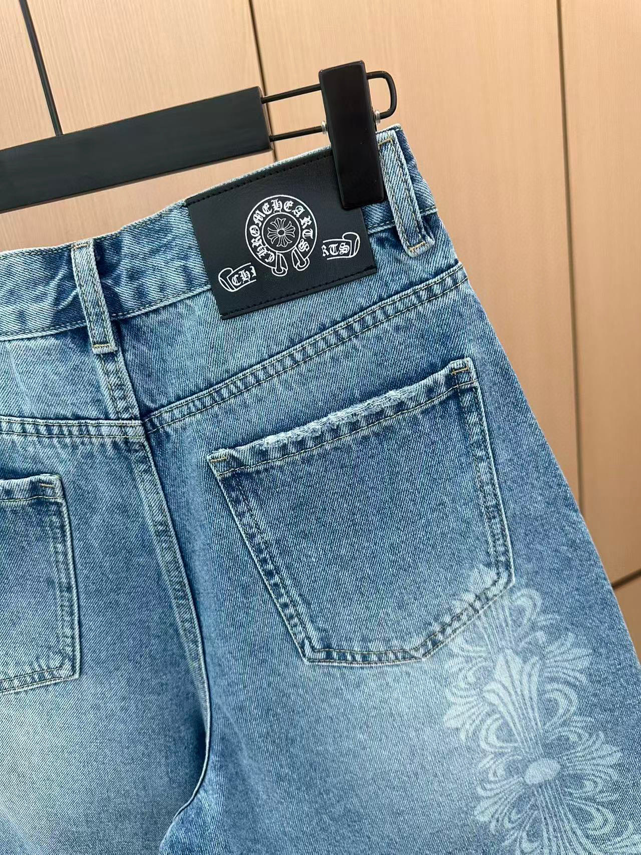 🛒𝐍𝐄𝐖 · 𝟐𝟎𝟐5/爆款现货

原单品质  设计师*｜经典贴布五分牛仔裤
夏天必须得安排一条中裤，休