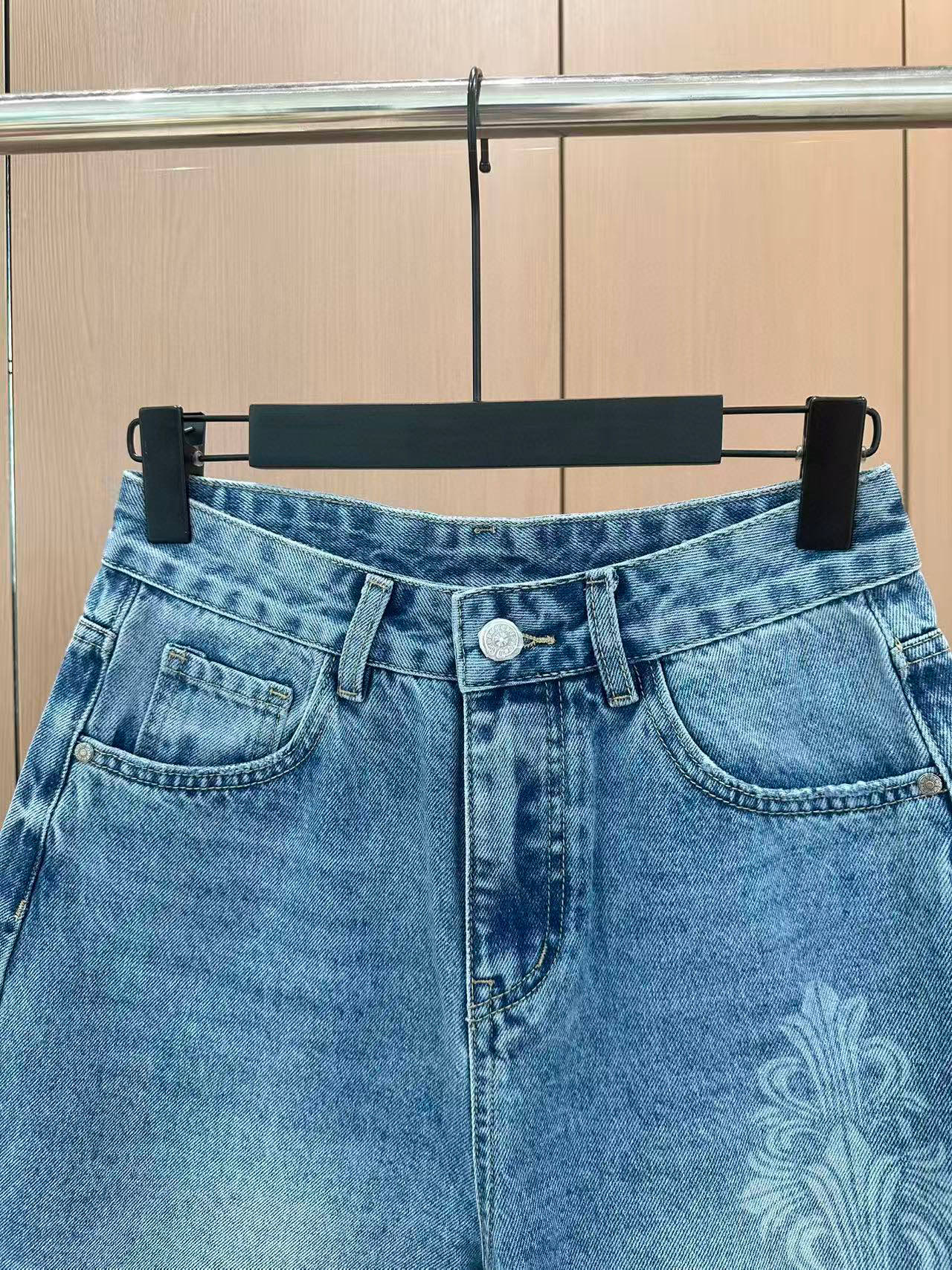 🛒𝐍𝐄𝐖 · 𝟐𝟎𝟐5/爆款现货

原单品质  设计师*｜经典贴布五分牛仔裤
夏天必须得安排一条中裤，休