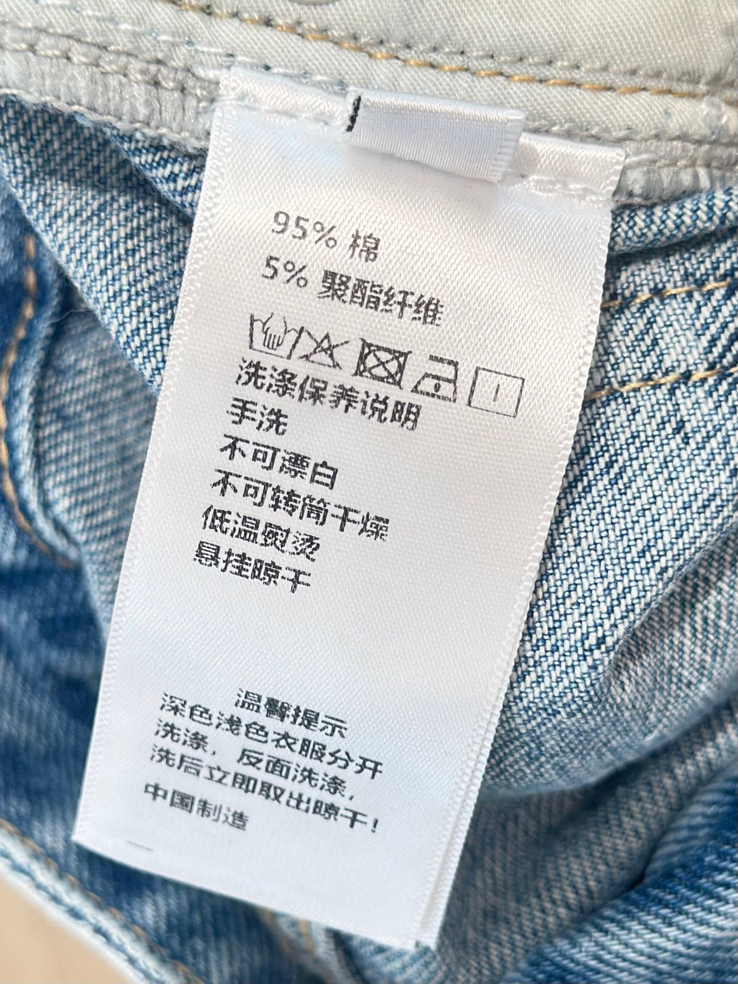 🛒𝐍𝐄𝐖 · 𝟐𝟎𝟐5/爆款现货

原单品质  设计师*｜经典贴布五分牛仔裤
夏天必须得安排一条中裤，休