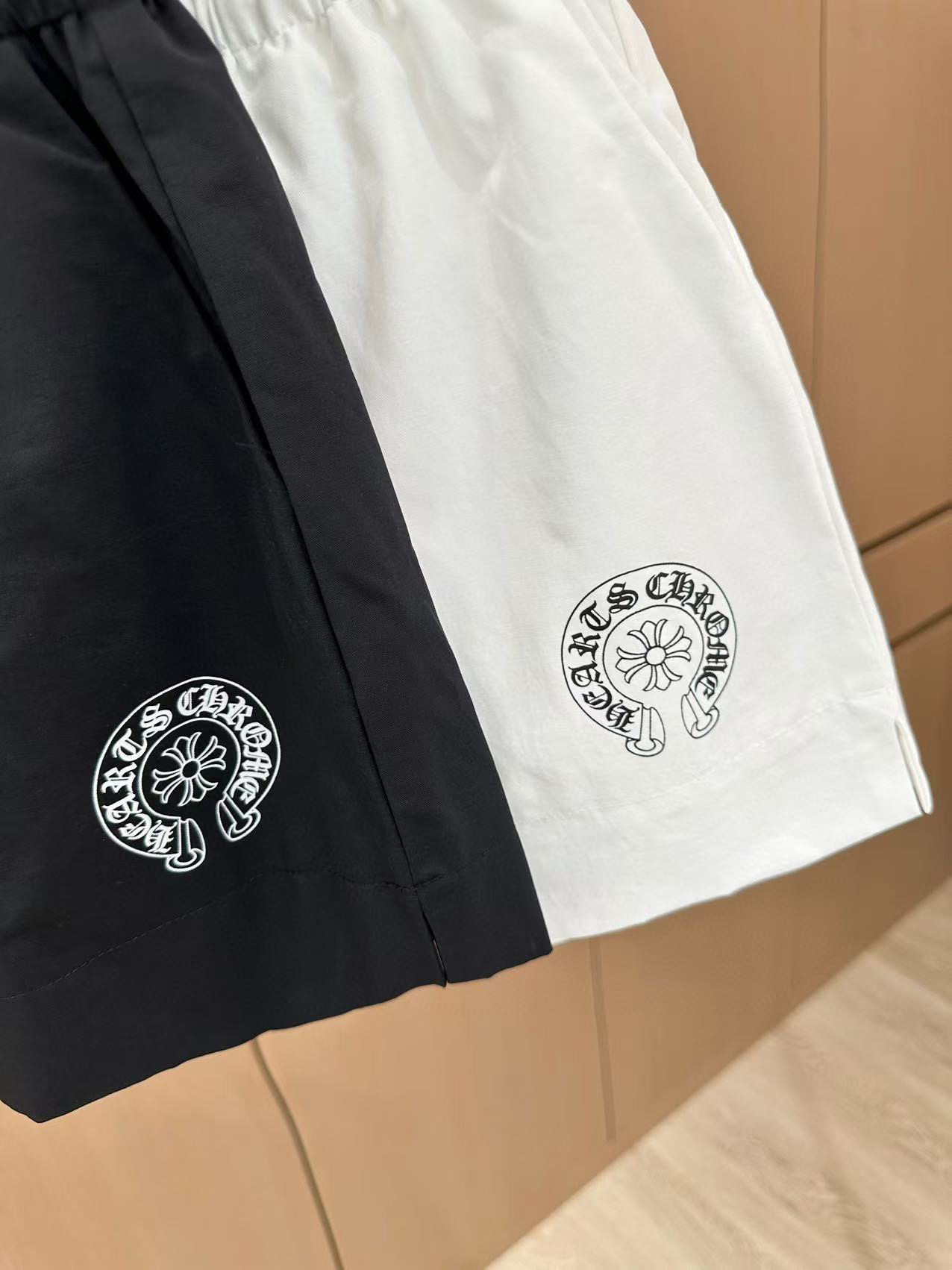 🛒𝐍𝐄𝐖 · 𝟐𝟎𝟐5/爆款现货

原单高品质  设计师*｜25新款双腰头印花抽绳短裤
颜色百搭高级  