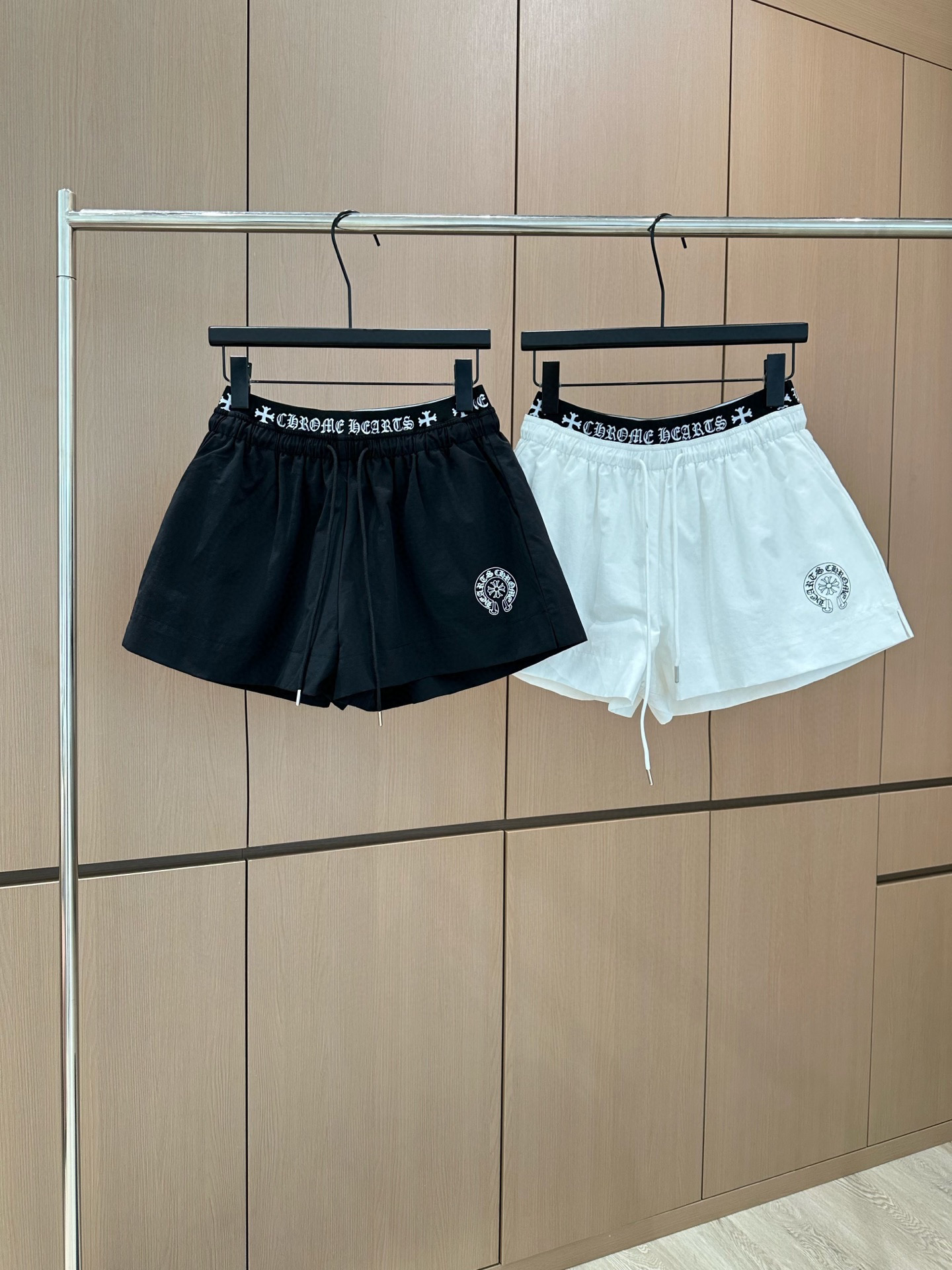 🛒𝐍𝐄𝐖 · 𝟐𝟎𝟐5/爆款现货

原单高品质  设计师*｜25新款双腰头印花抽绳短裤
颜色百搭高级  