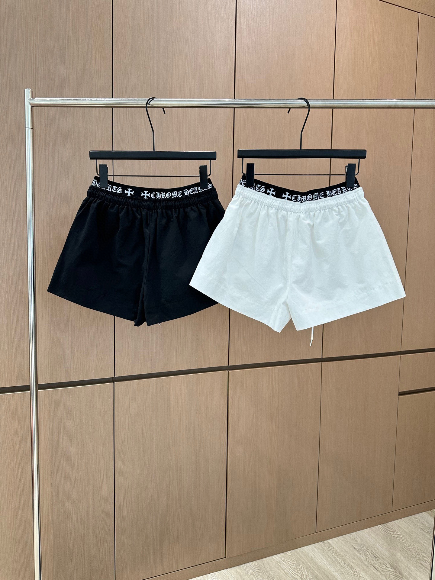 🛒𝐍𝐄𝐖 · 𝟐𝟎𝟐5/爆款现货

原单高品质  设计师*｜25新款双腰头印花抽绳短裤
颜色百搭高级  