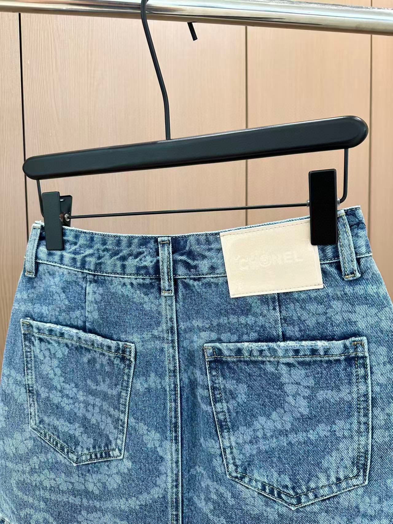 🛒𝐍𝐄𝐖 · 𝟐𝟎𝟐5/爆款现货

原单品质   Chane*｜印花牛仔半裙
采用高端定制面料，牛仔穿起