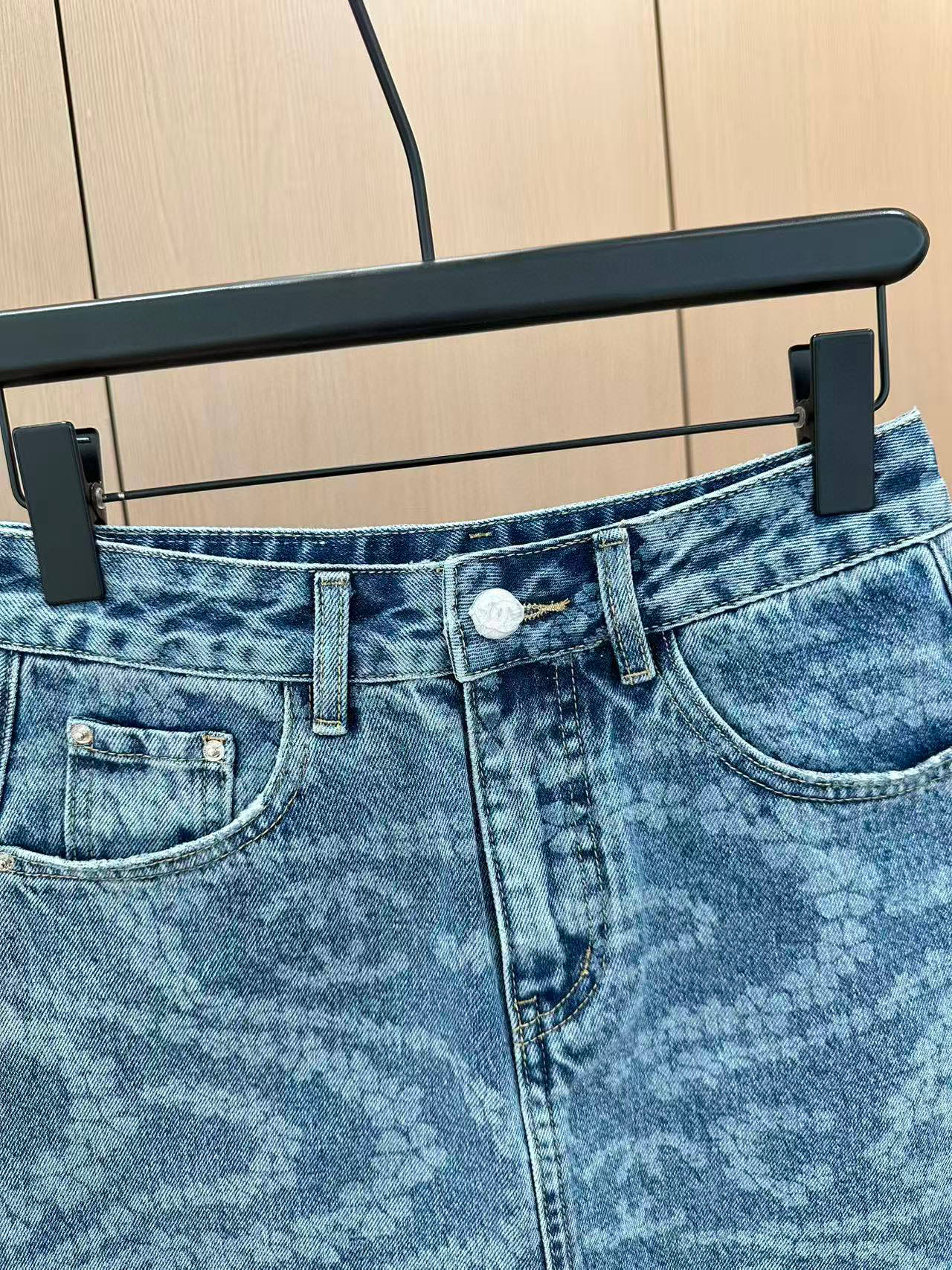 🛒𝐍𝐄𝐖 · 𝟐𝟎𝟐5/爆款现货

原单品质   Chane*｜印花牛仔半裙
采用高端定制面料，牛仔穿起