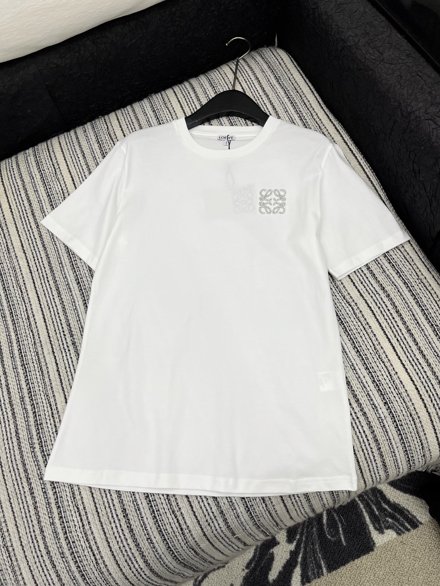 🛒𝐍𝐄𝐖 · 𝟐𝟎𝟐5/爆款现货

原单品质 Loe*｜25系列新品手工钻短袖T恤
精致版型上身巨显瘦！