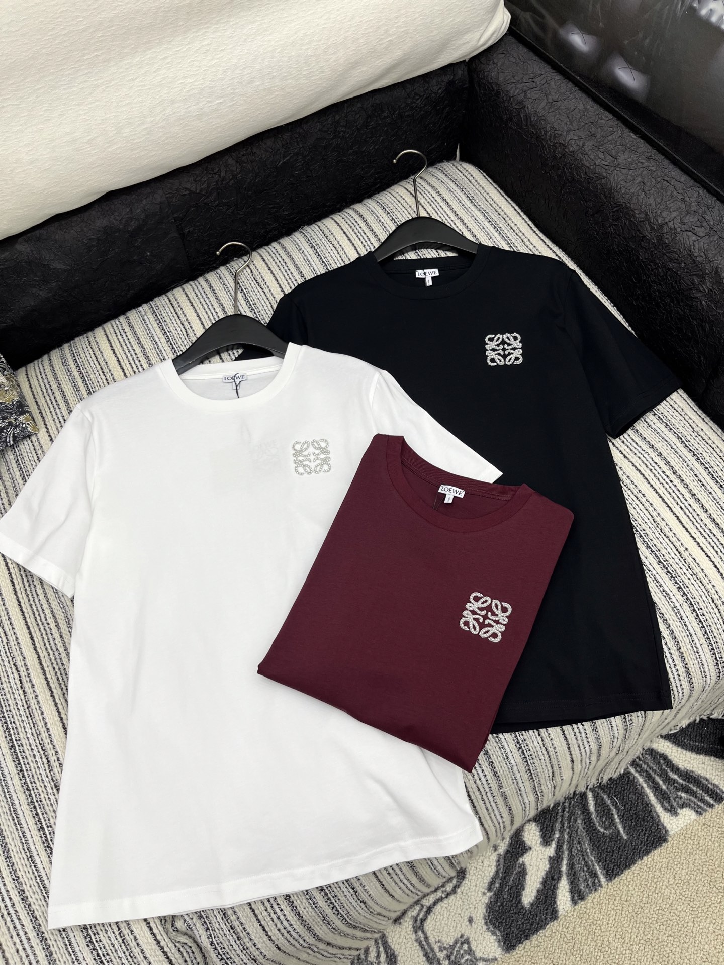 🛒𝐍𝐄𝐖 · 𝟐𝟎𝟐5/爆款现货

原单品质 Loe*｜25系列新品手工钻短袖T恤
精致版型上身巨显瘦！