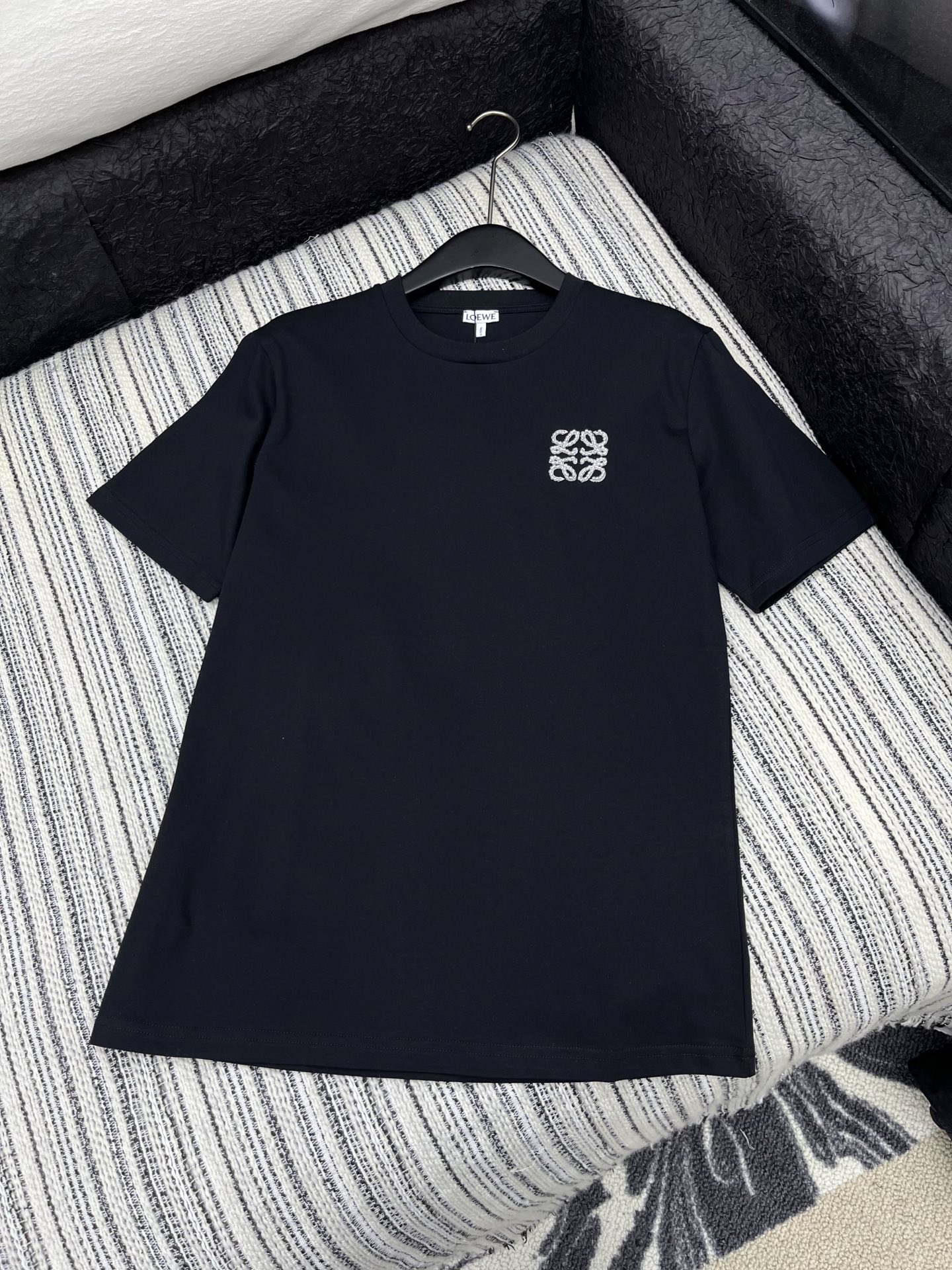 🛒𝐍𝐄𝐖 · 𝟐𝟎𝟐5/爆款现货

原单品质 Loe*｜25系列新品手工钻短袖T恤
精致版型上身巨显瘦！