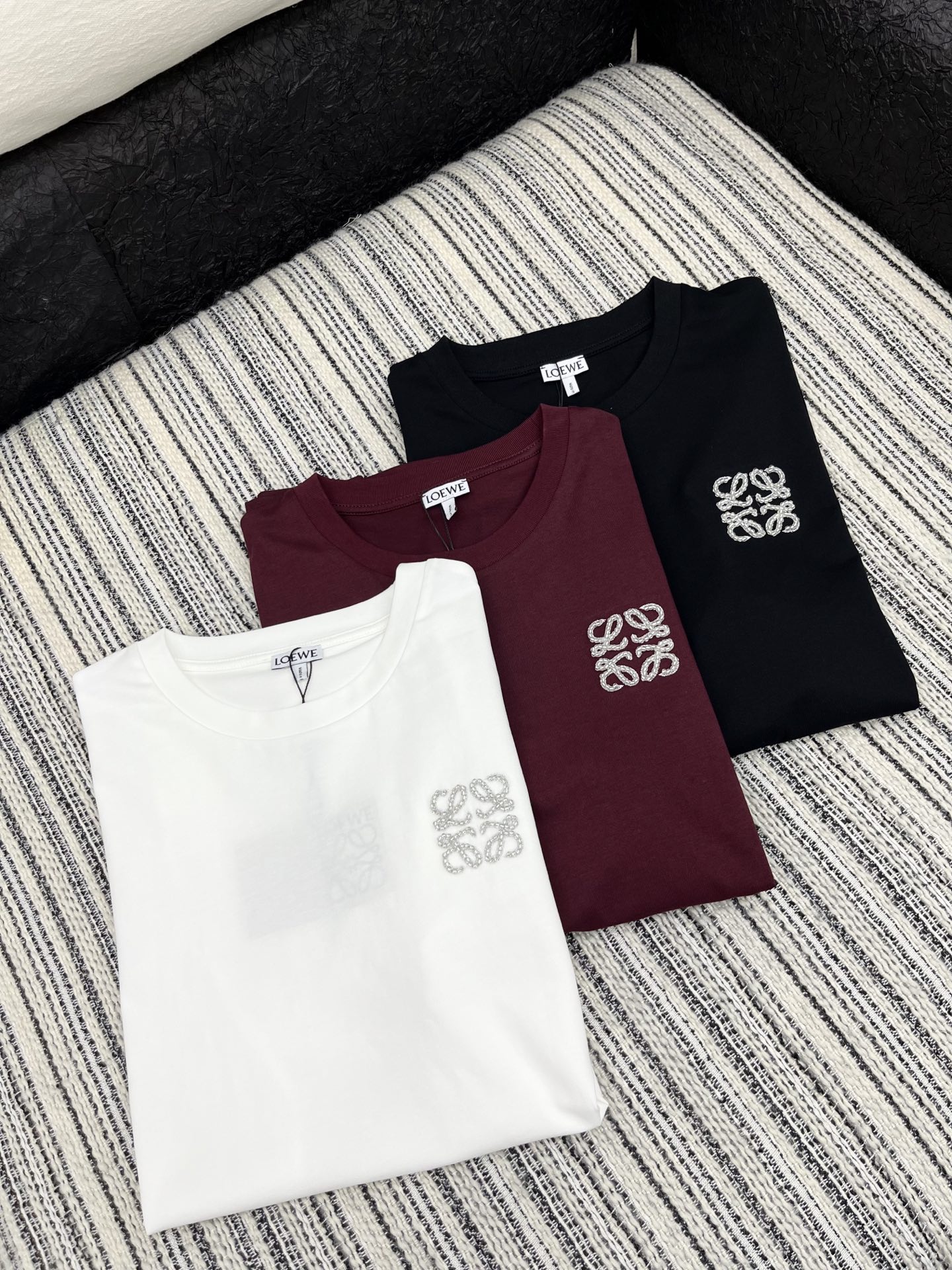 🛒𝐍𝐄𝐖 · 𝟐𝟎𝟐5/爆款现货

原单品质 Loe*｜25系列新品手工钻短袖T恤
精致版型上身巨显瘦！