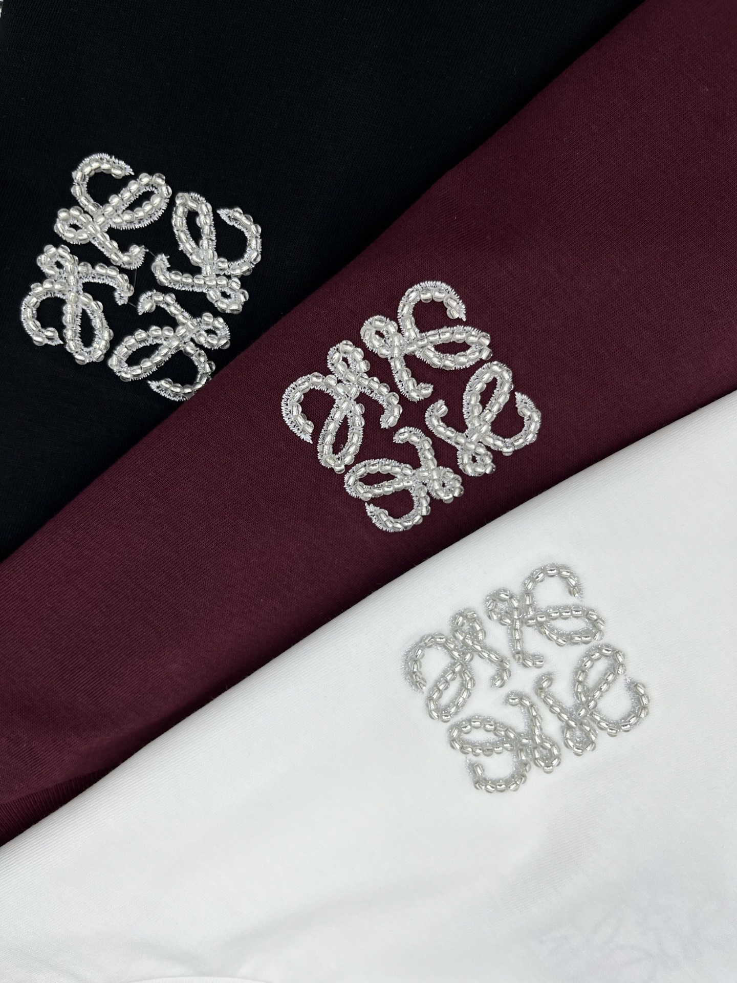 🛒𝐍𝐄𝐖 · 𝟐𝟎𝟐5/爆款现货

原单品质 Loe*｜25系列新品手工钻短袖T恤
精致版型上身巨显瘦！