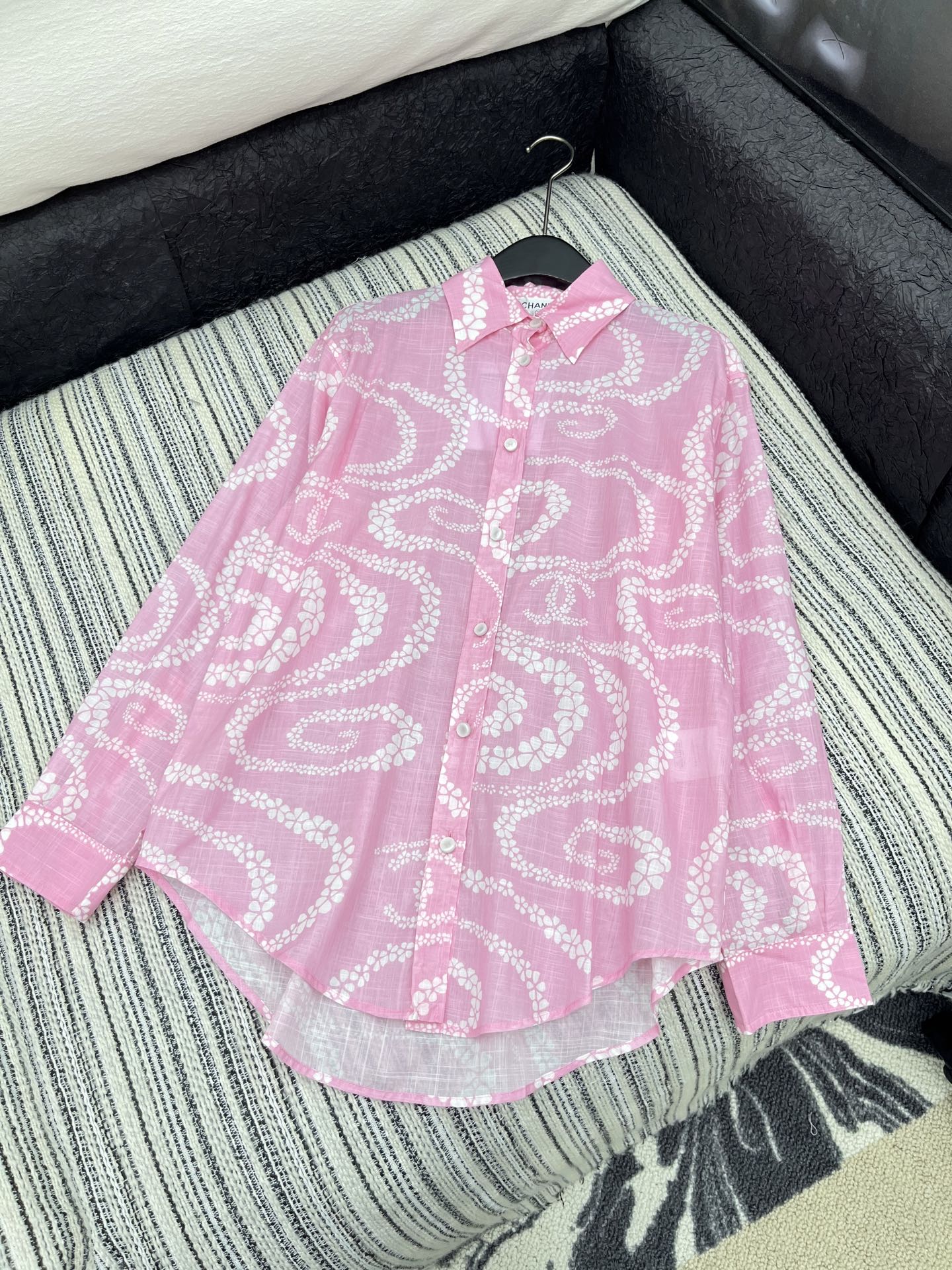 🛒𝐍𝐄𝐖 · 𝟐𝟎𝟐5/爆款现货

原单品质  Chane*｜25新品重工印花长袖衬衫
精致视觉效果  