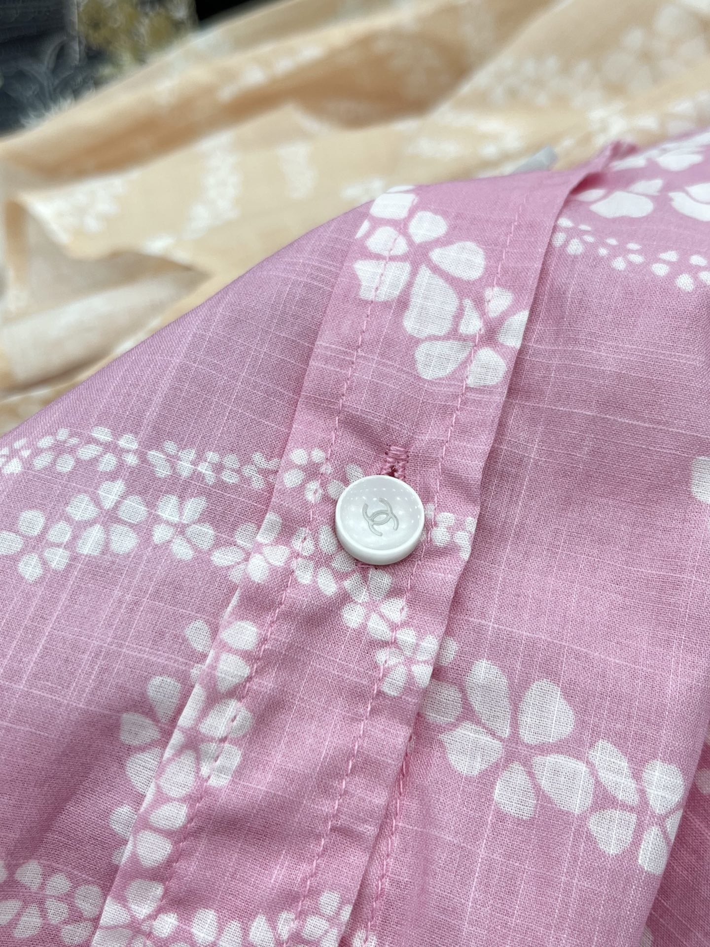 🛒𝐍𝐄𝐖 · 𝟐𝟎𝟐5/爆款现货

原单品质  Chane*｜25新品重工印花长袖衬衫
精致视觉效果  