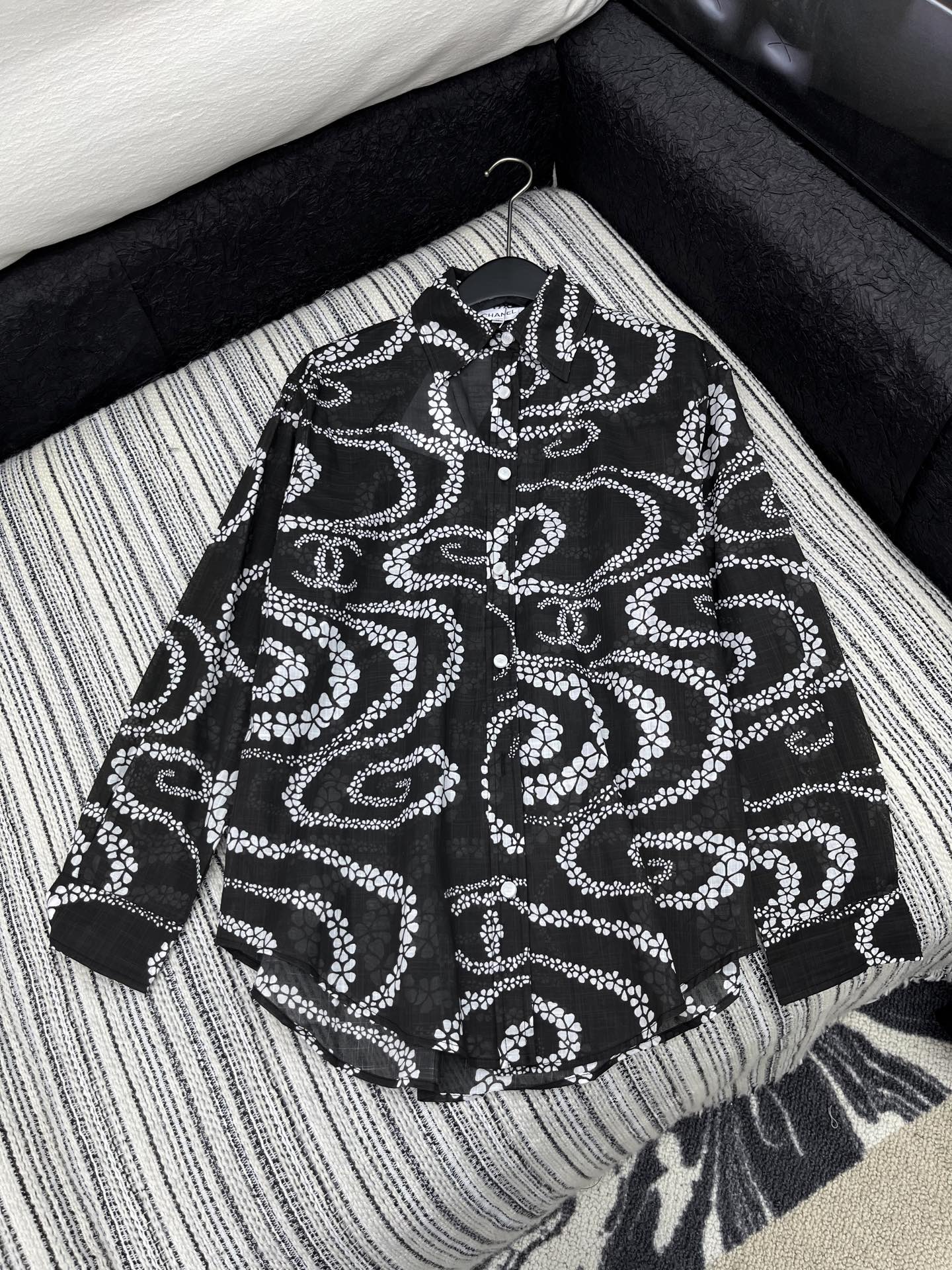 🛒𝐍𝐄𝐖 · 𝟐𝟎𝟐5/爆款现货

原单品质  Chane*｜25新品重工印花长袖衬衫
精致视觉效果  