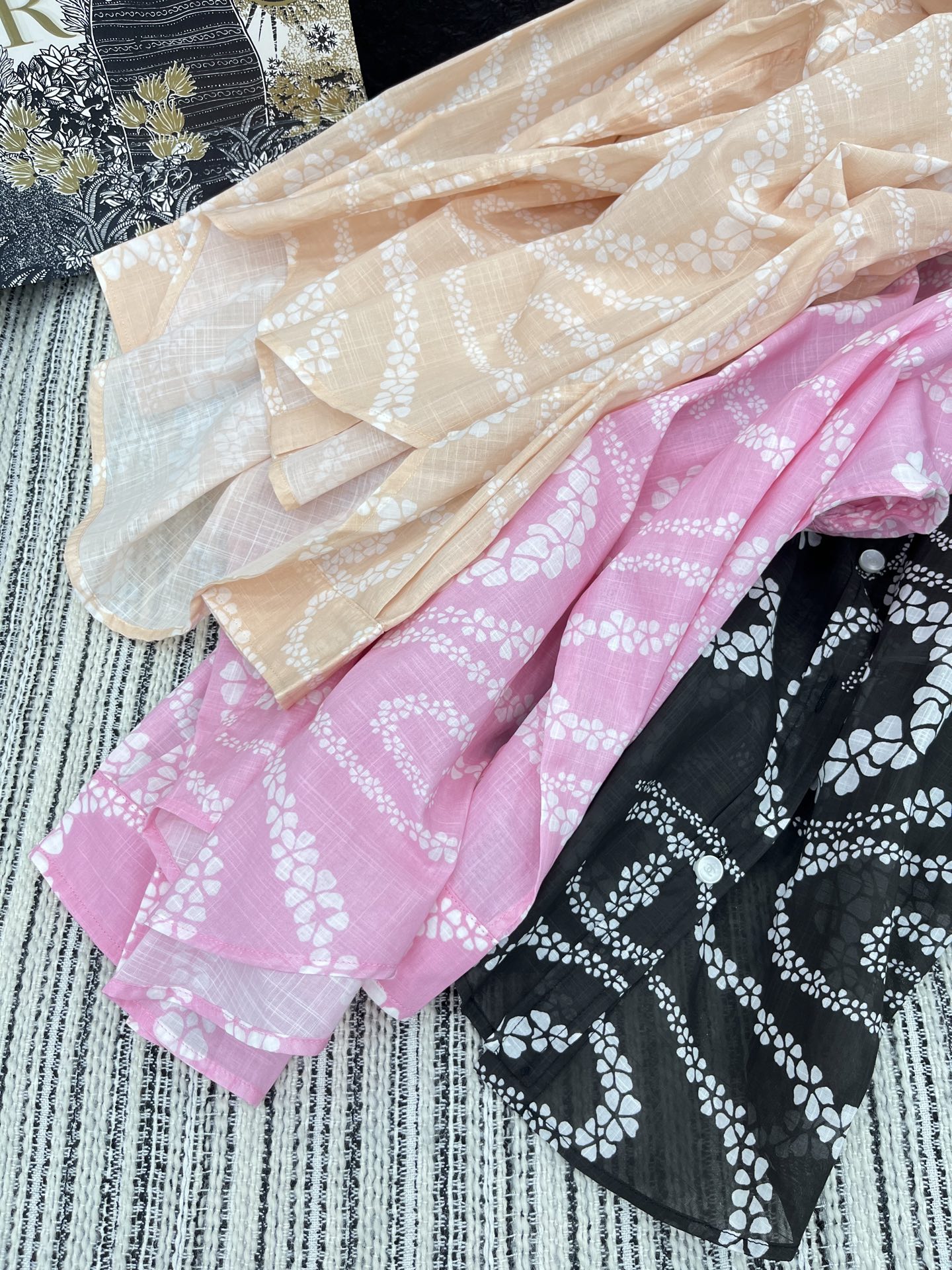 🛒𝐍𝐄𝐖 · 𝟐𝟎𝟐5/爆款现货

原单品质  Chane*｜25新品重工印花长袖衬衫
精致视觉效果  