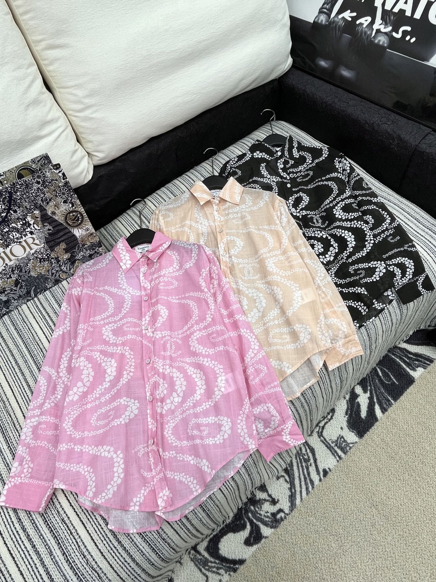 🛒𝐍𝐄𝐖 · 𝟐𝟎𝟐5/爆款现货

原单品质  Chane*｜25新品重工印花长袖衬衫
精致视觉效果  