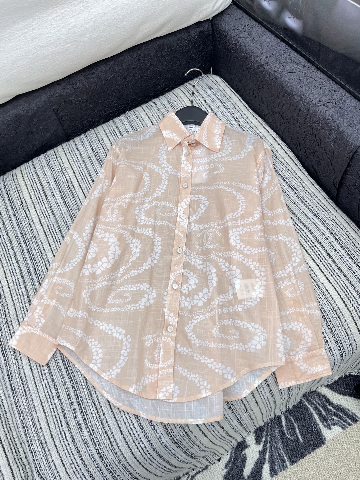 🛒𝐍𝐄𝐖 · 𝟐𝟎𝟐5/爆款现货

原单品质  Chane*｜25新品重工印花长袖衬衫
精致视觉效果  