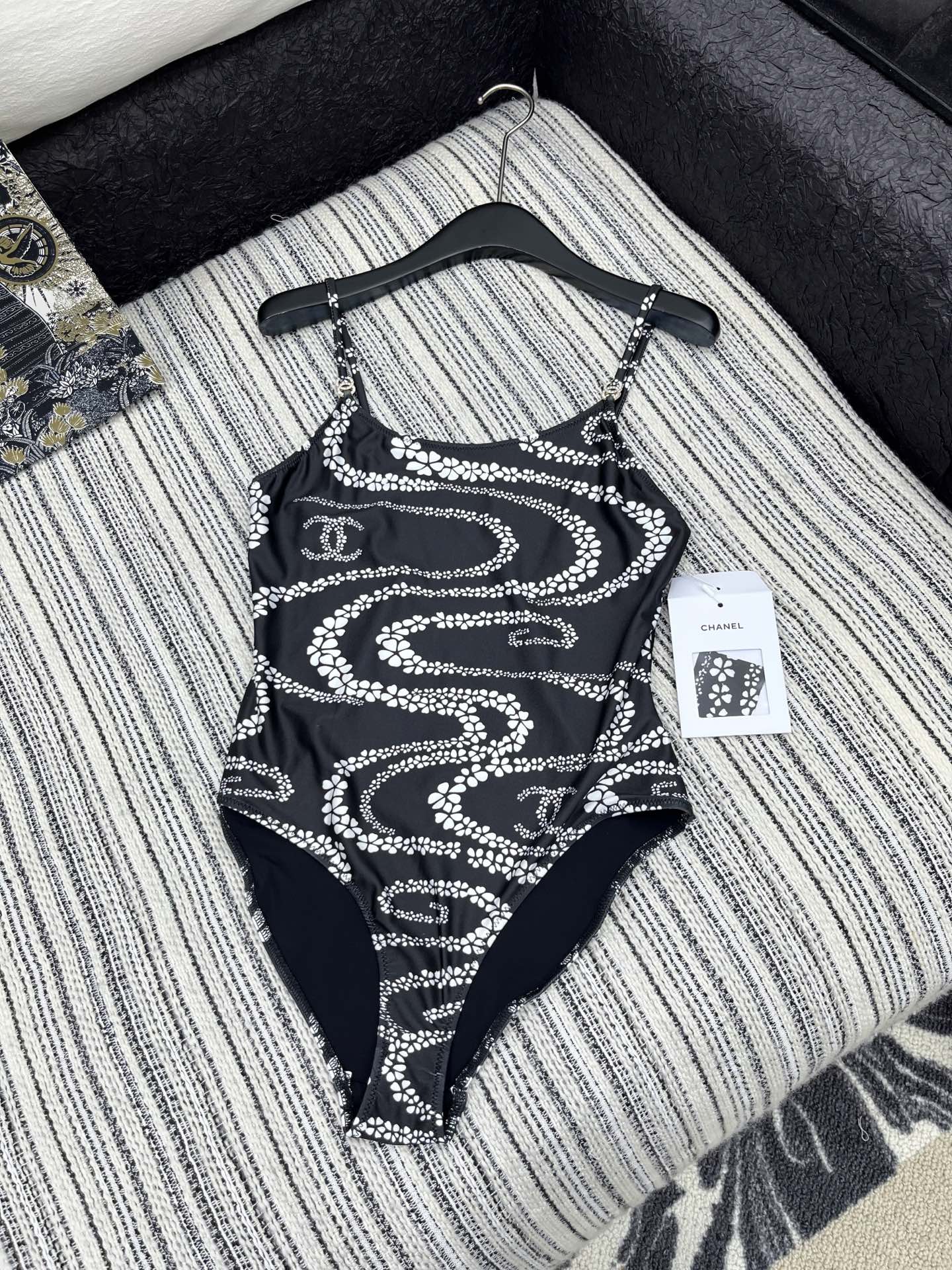 🛒𝐍𝐄𝐖 · 𝟐𝟎𝟐5/爆款

原单品质 Chane*｜印花泳衣式连体衣
✔️时髦精们衣橱必备 简洁而又