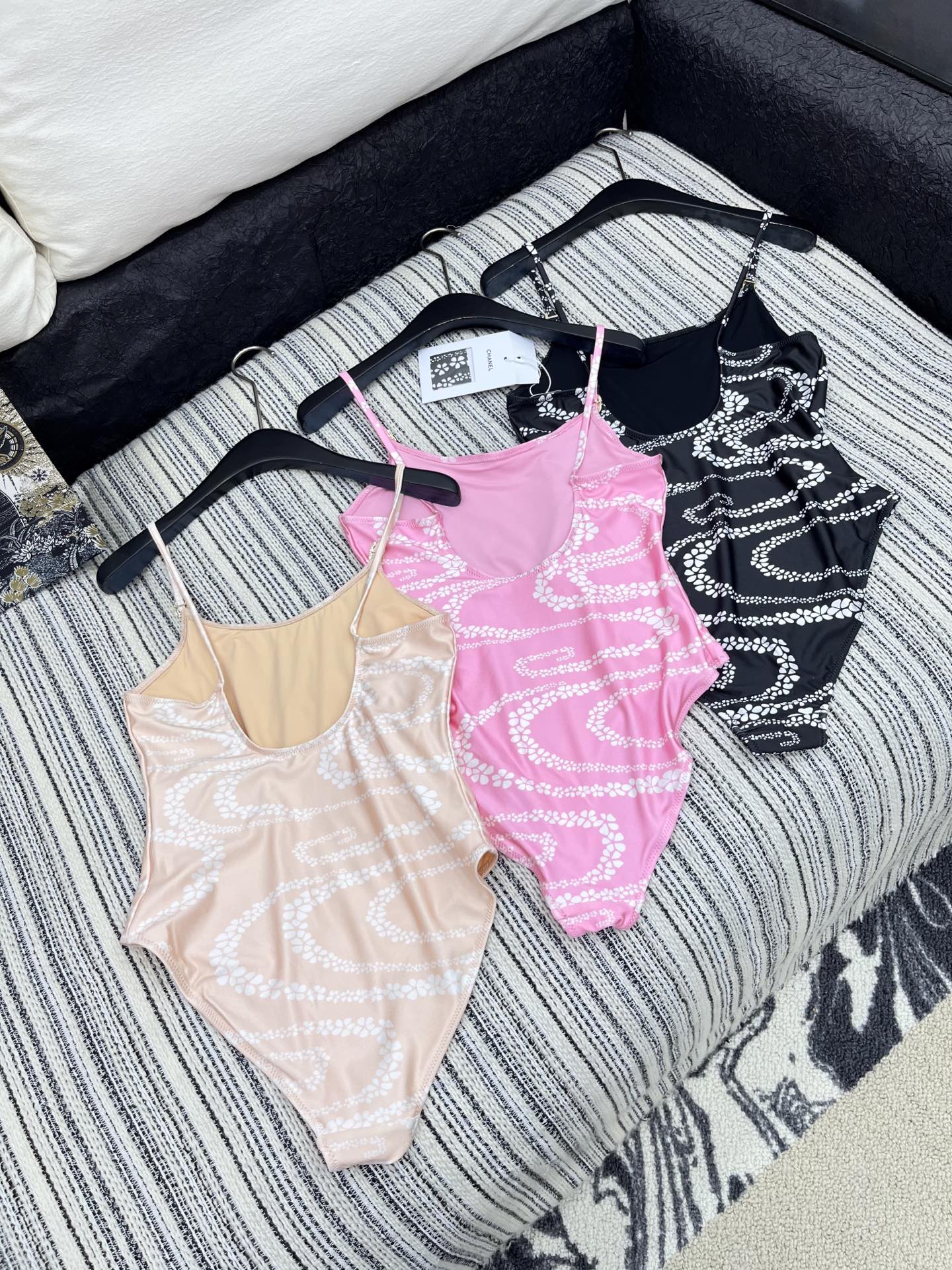 🛒𝐍𝐄𝐖 · 𝟐𝟎𝟐5/爆款

原单品质 Chane*｜印花泳衣式连体衣
✔️时髦精们衣橱必备 简洁而又