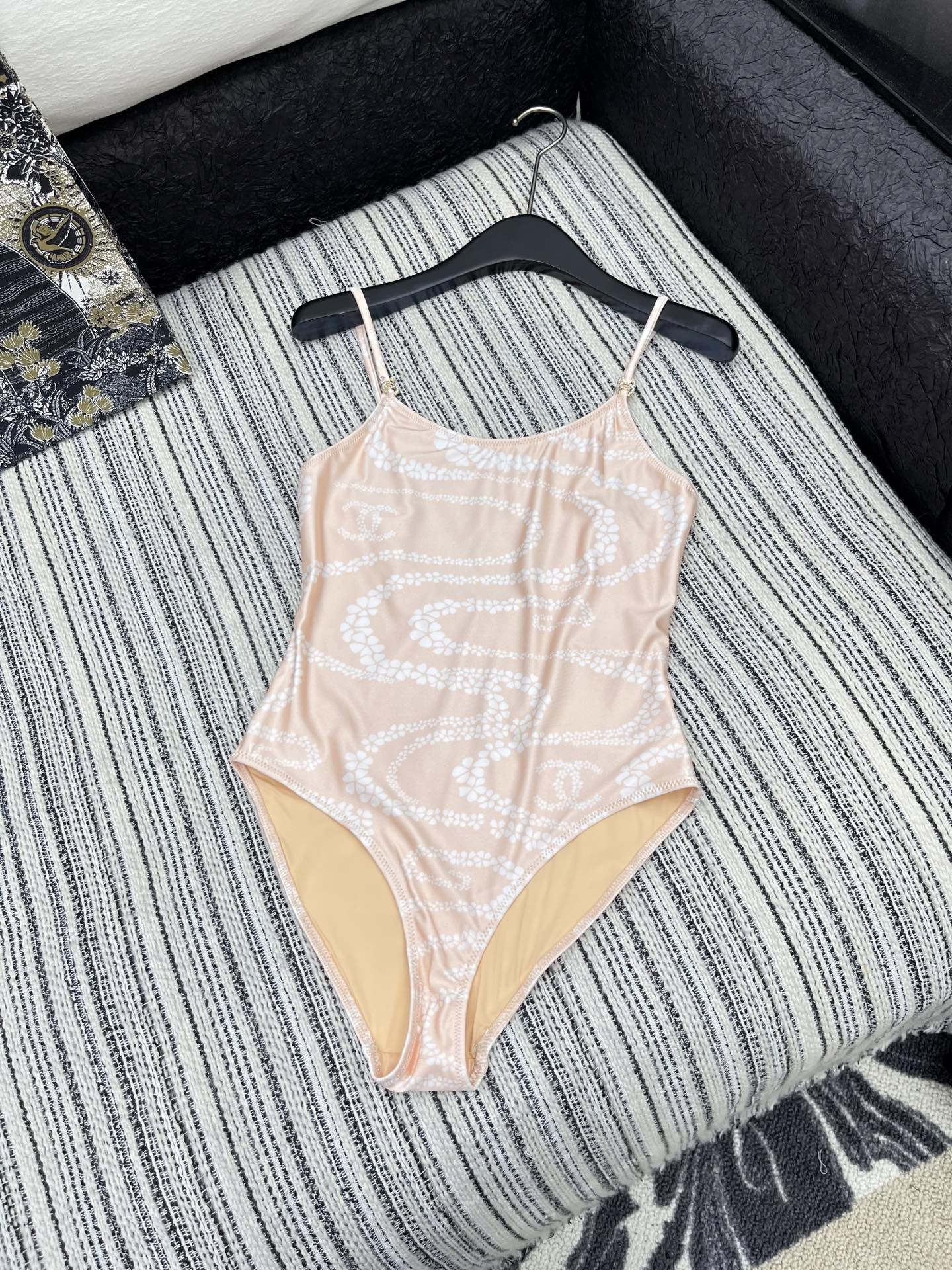 🛒𝐍𝐄𝐖 · 𝟐𝟎𝟐5/爆款

原单品质 Chane*｜印花泳衣式连体衣
✔️时髦精们衣橱必备 简洁而又