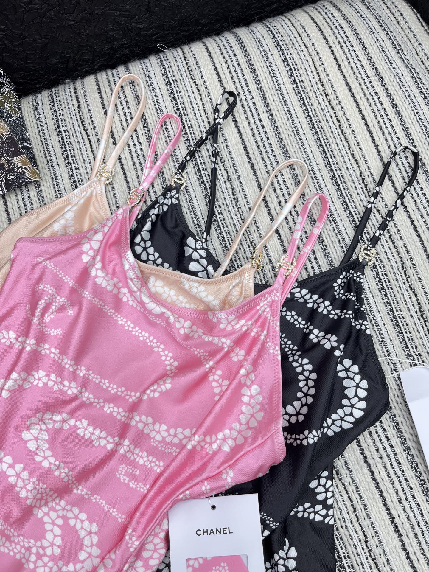 🛒𝐍𝐄𝐖 · 𝟐𝟎𝟐5/爆款

原单品质 Chane*｜印花泳衣式连体衣
✔️时髦精们衣橱必备 简洁而又