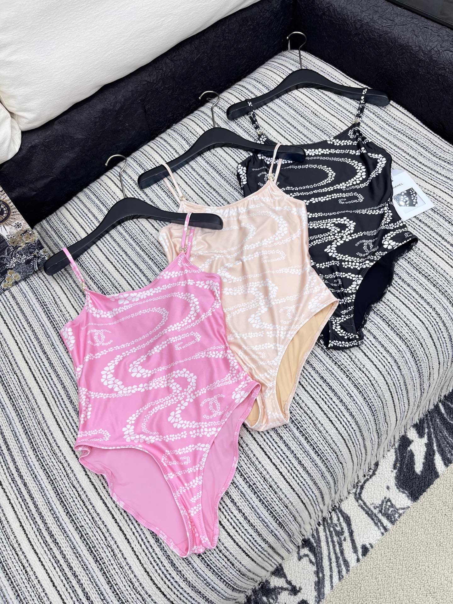 🛒𝐍𝐄𝐖 · 𝟐𝟎𝟐5/爆款

原单品质 Chane*｜印花泳衣式连体衣
✔️时髦精们衣橱必备 简洁而又