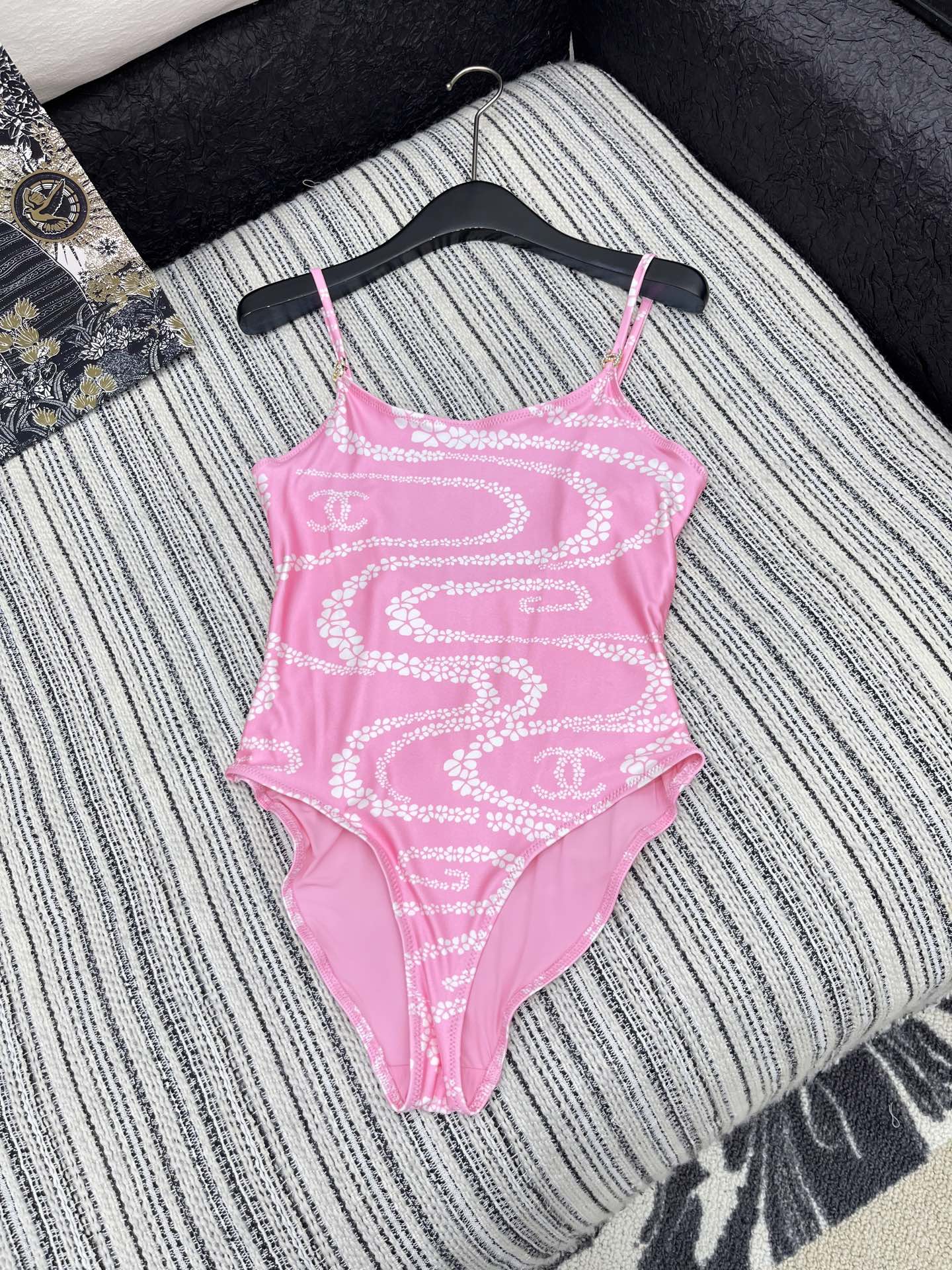 🛒𝐍𝐄𝐖 · 𝟐𝟎𝟐5/爆款

原单品质 Chane*｜印花泳衣式连体衣
✔️时髦精们衣橱必备 简洁而又