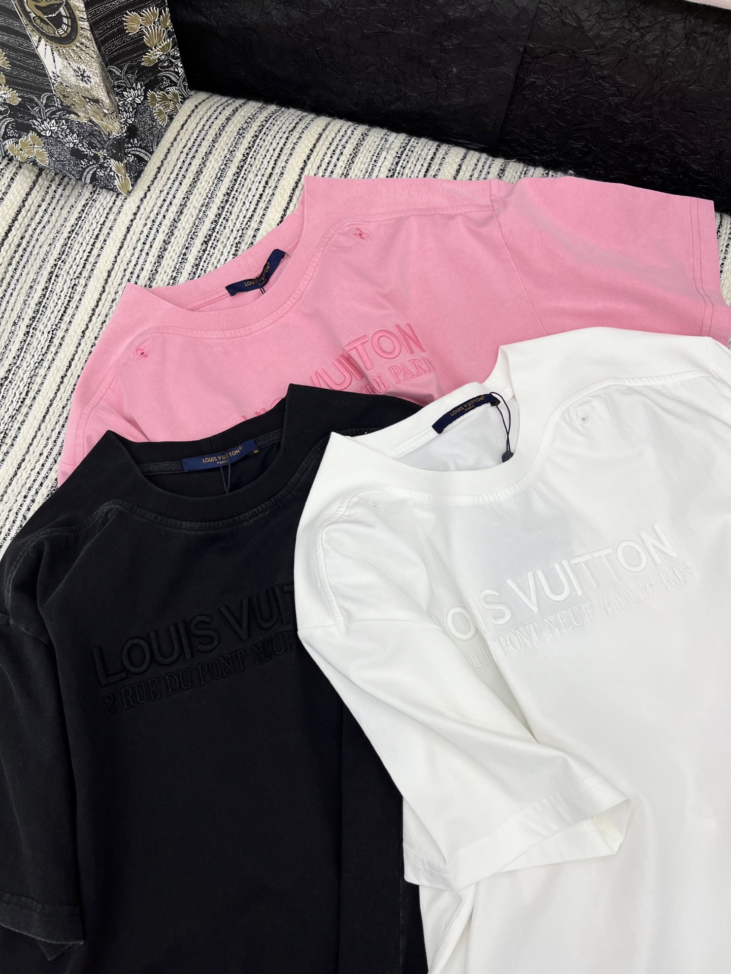 🛒𝐍𝐄𝐖 · 𝟐𝟎𝟐5/爆款现货

原单品质 LV*｜精致重工洗水刺绣T恤
高订面料 工艺款  亲肤透气
