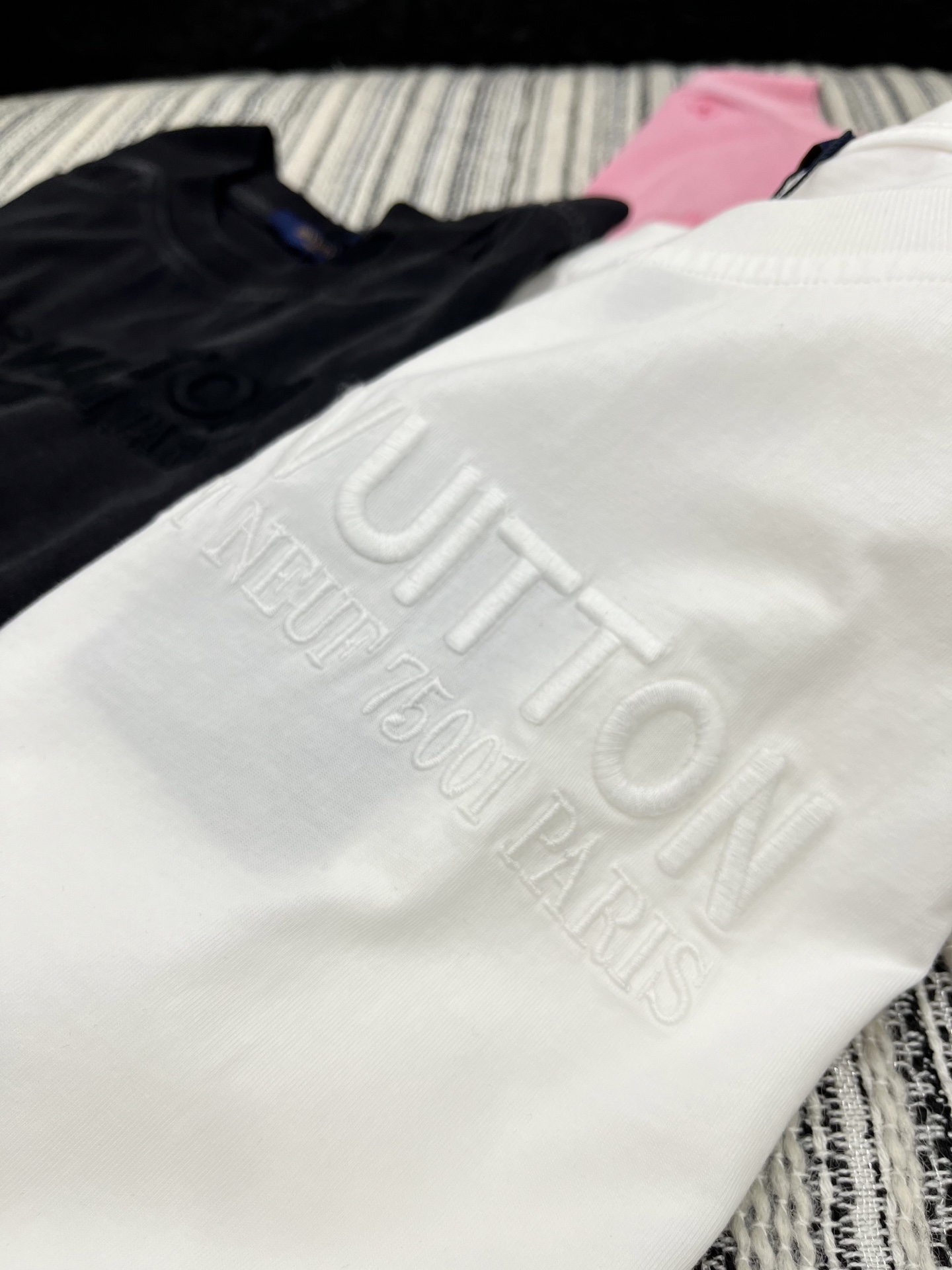 🛒𝐍𝐄𝐖 · 𝟐𝟎𝟐5/爆款现货

原单品质 LV*｜精致重工洗水刺绣T恤
高订面料 工艺款  亲肤透气