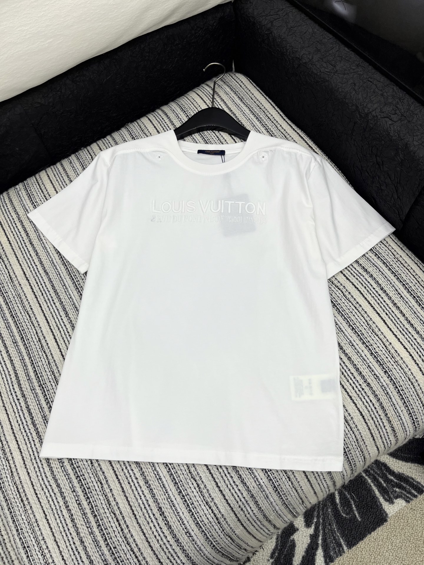 🛒𝐍𝐄𝐖 · 𝟐𝟎𝟐5/爆款现货

原单品质 LV*｜精致重工洗水刺绣T恤
高订面料 工艺款  亲肤透气