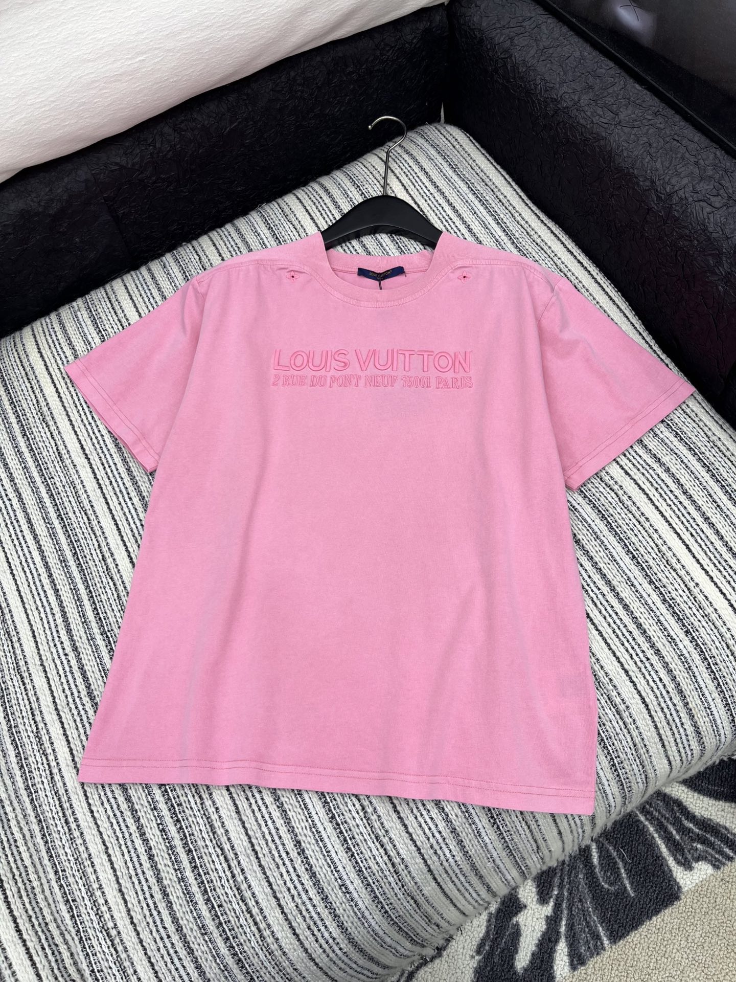 🛒𝐍𝐄𝐖 · 𝟐𝟎𝟐5/爆款现货

原单品质 LV*｜精致重工洗水刺绣T恤
高订面料 工艺款  亲肤透气