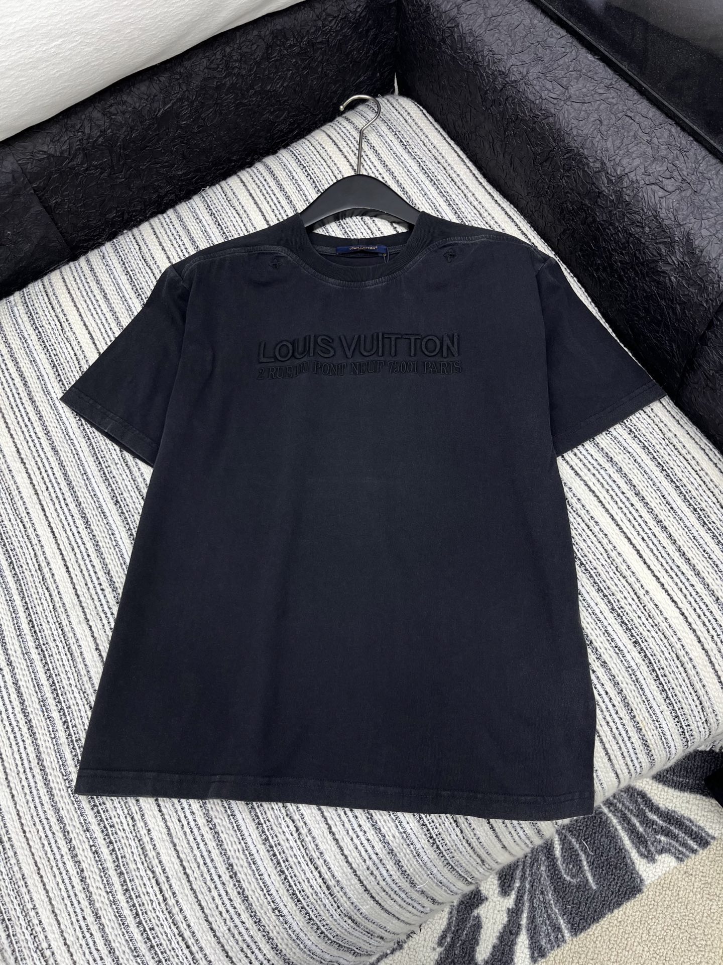 🛒𝐍𝐄𝐖 · 𝟐𝟎𝟐5/爆款现货

原单品质 LV*｜精致重工洗水刺绣T恤
高订面料 工艺款  亲肤透气