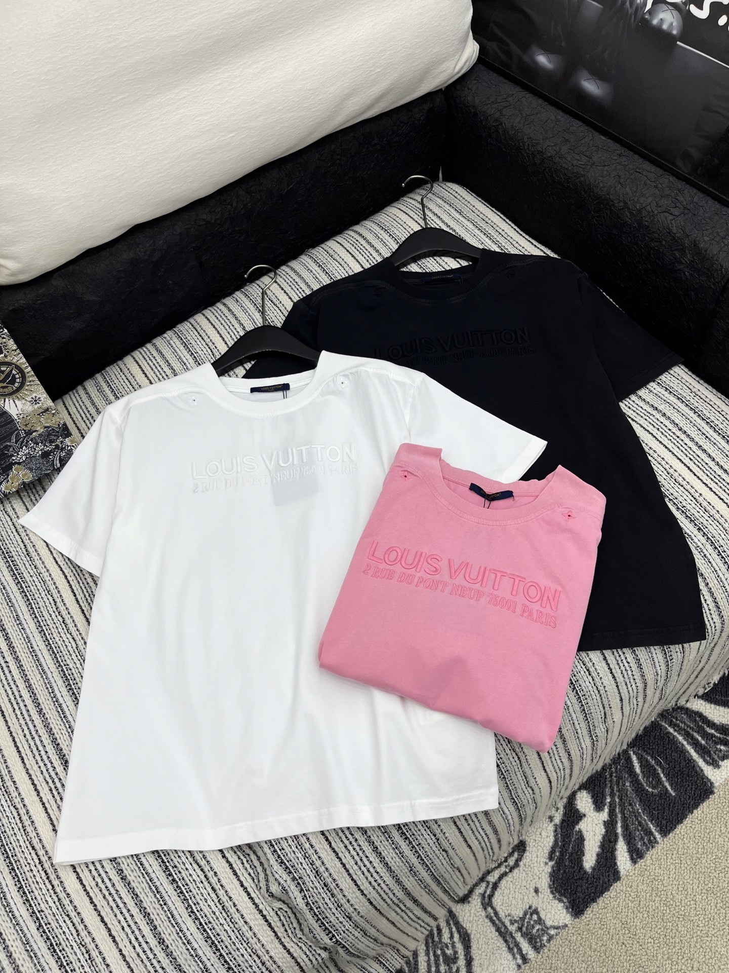🛒𝐍𝐄𝐖 · 𝟐𝟎𝟐5/爆款现货

原单品质 LV*｜精致重工洗水刺绣T恤
高订面料 工艺款  亲肤透气