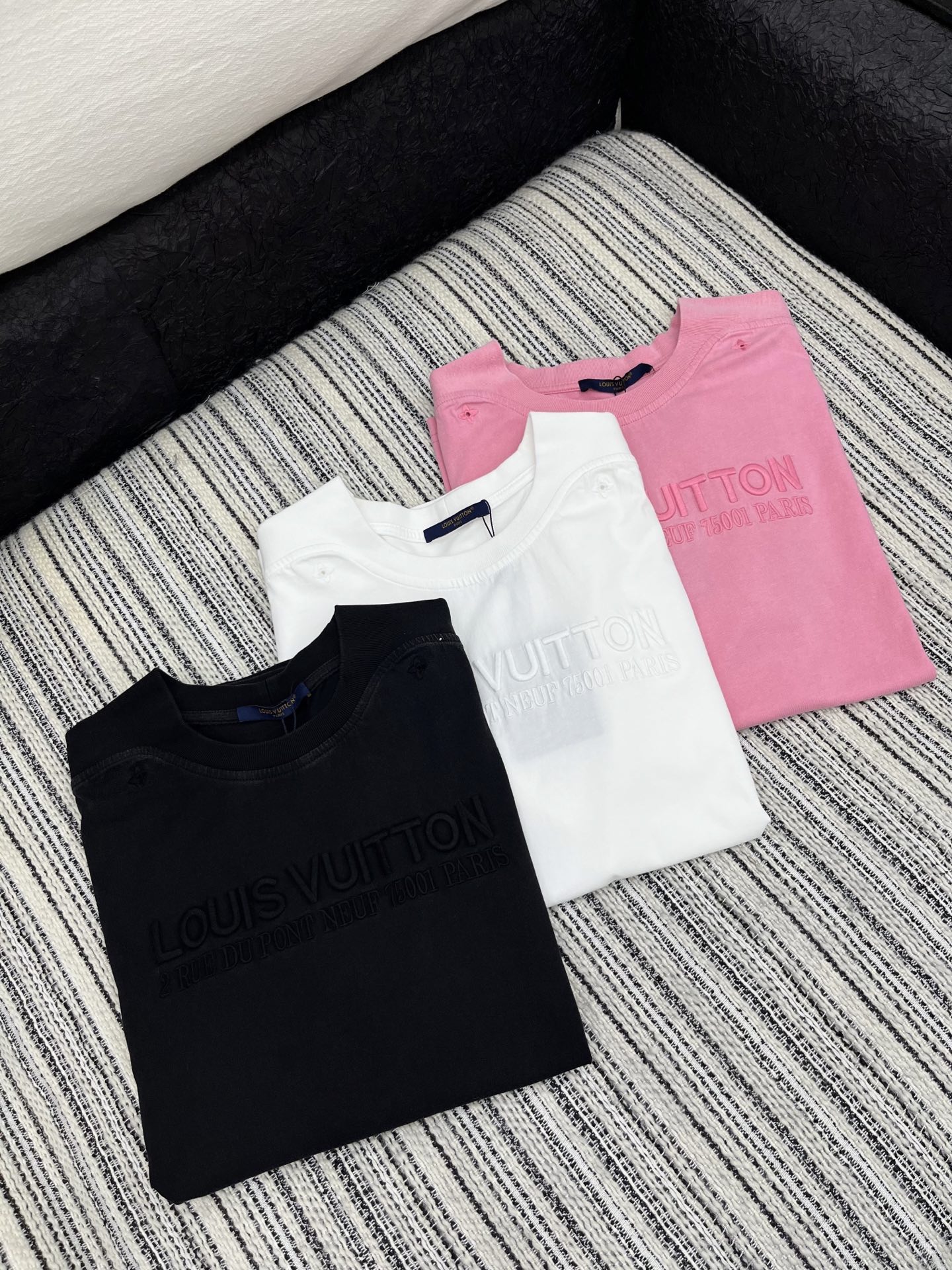 🛒𝐍𝐄𝐖 · 𝟐𝟎𝟐5/爆款现货

原单品质 LV*｜精致重工洗水刺绣T恤
高订面料 工艺款  亲肤透气