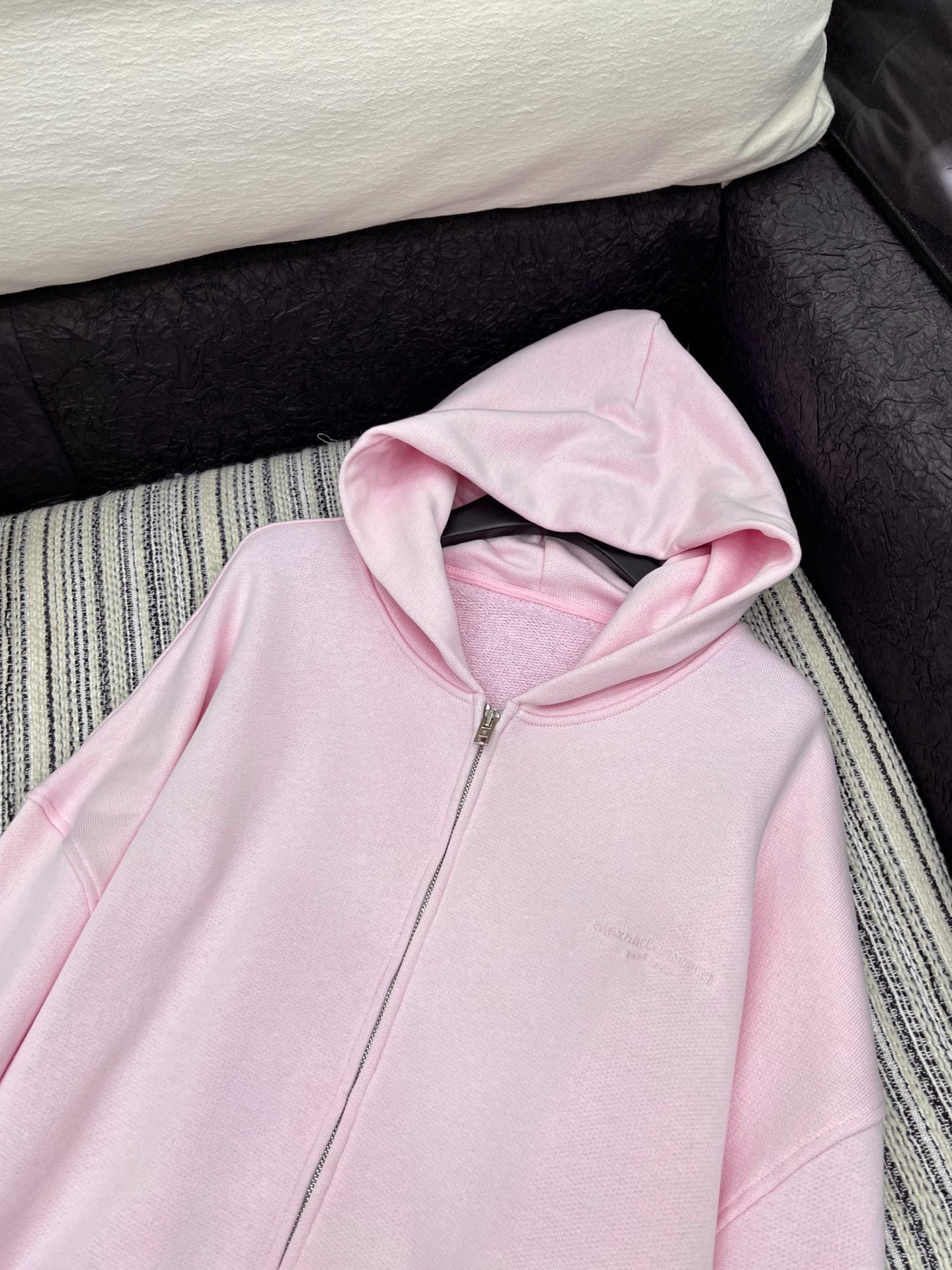 🛒𝐍𝐄𝐖 · 𝟐𝟎𝟐5/爆款现货

【原版定制】Alex*｜25早秋经典双拉链戴帽卫衣外套
干净利落的裁