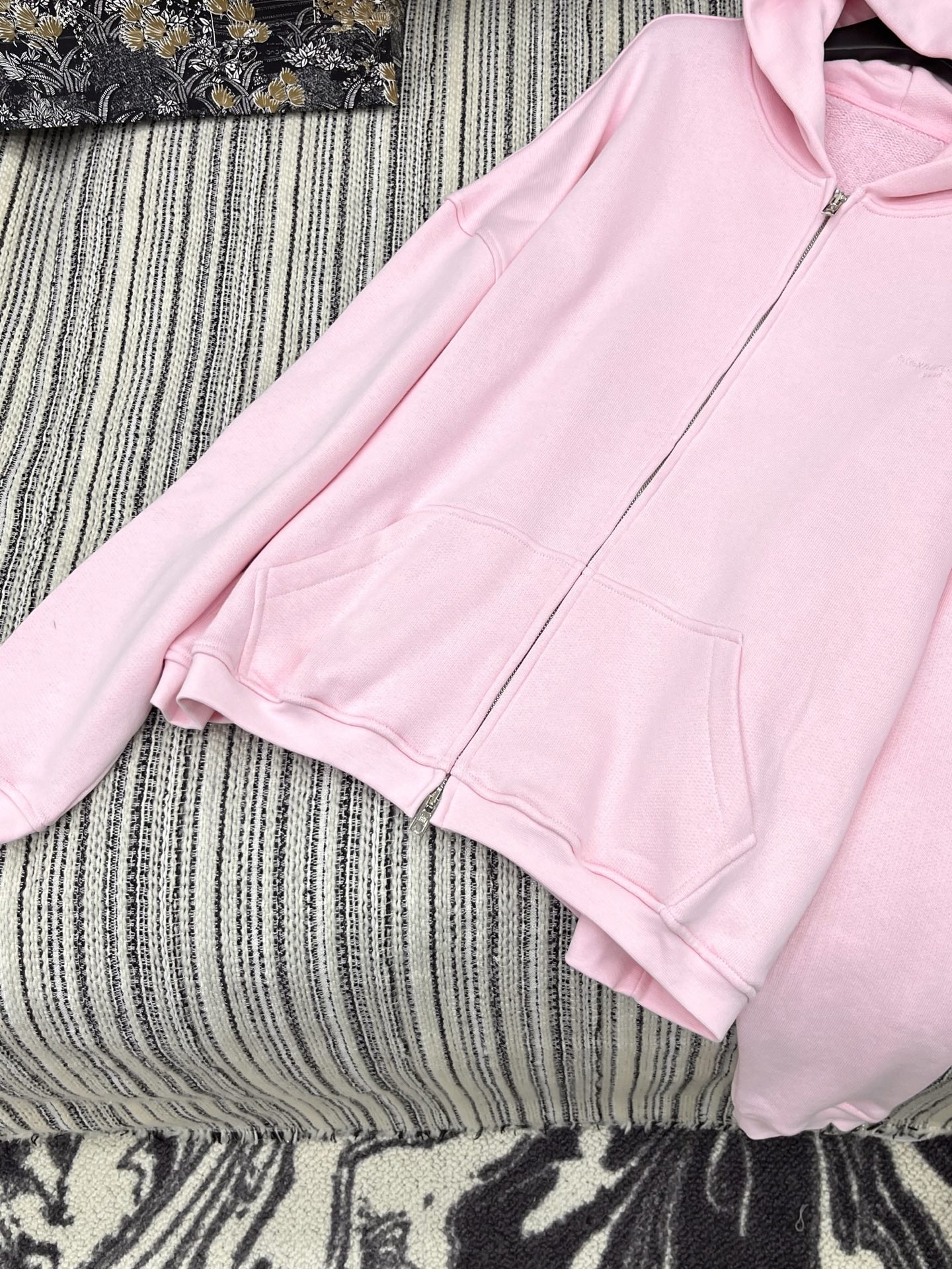 🛒𝐍𝐄𝐖 · 𝟐𝟎𝟐5/爆款现货

【原版定制】Alex*｜25早秋经典双拉链戴帽卫衣外套
干净利落的裁