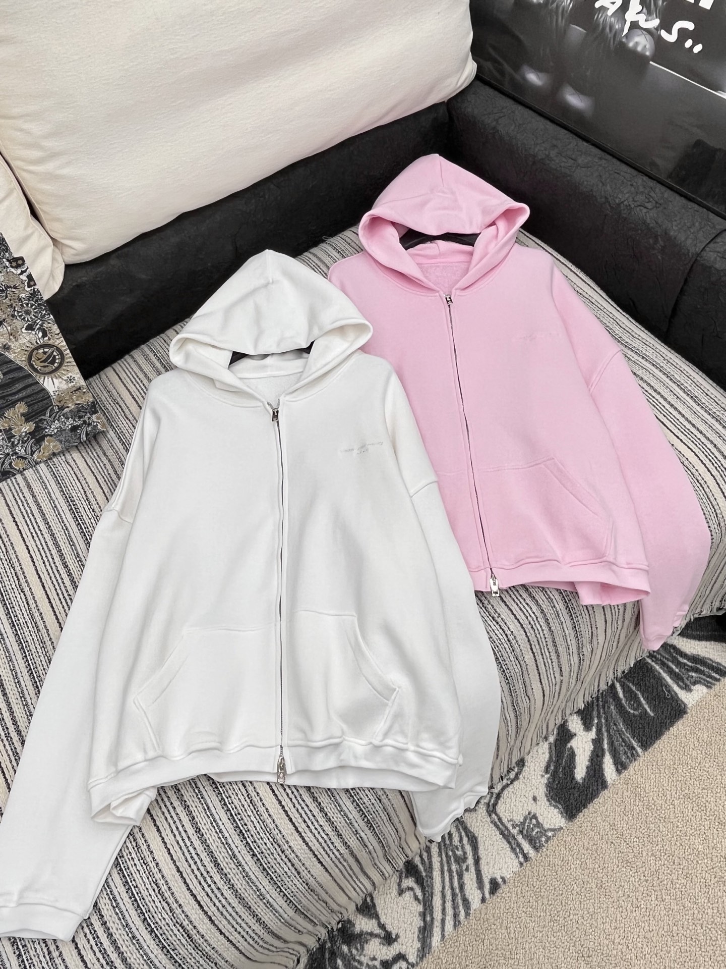🛒𝐍𝐄𝐖 · 𝟐𝟎𝟐5/爆款现货

【原版定制】Alex*｜25早秋经典双拉链戴帽卫衣外套
干净利落的裁