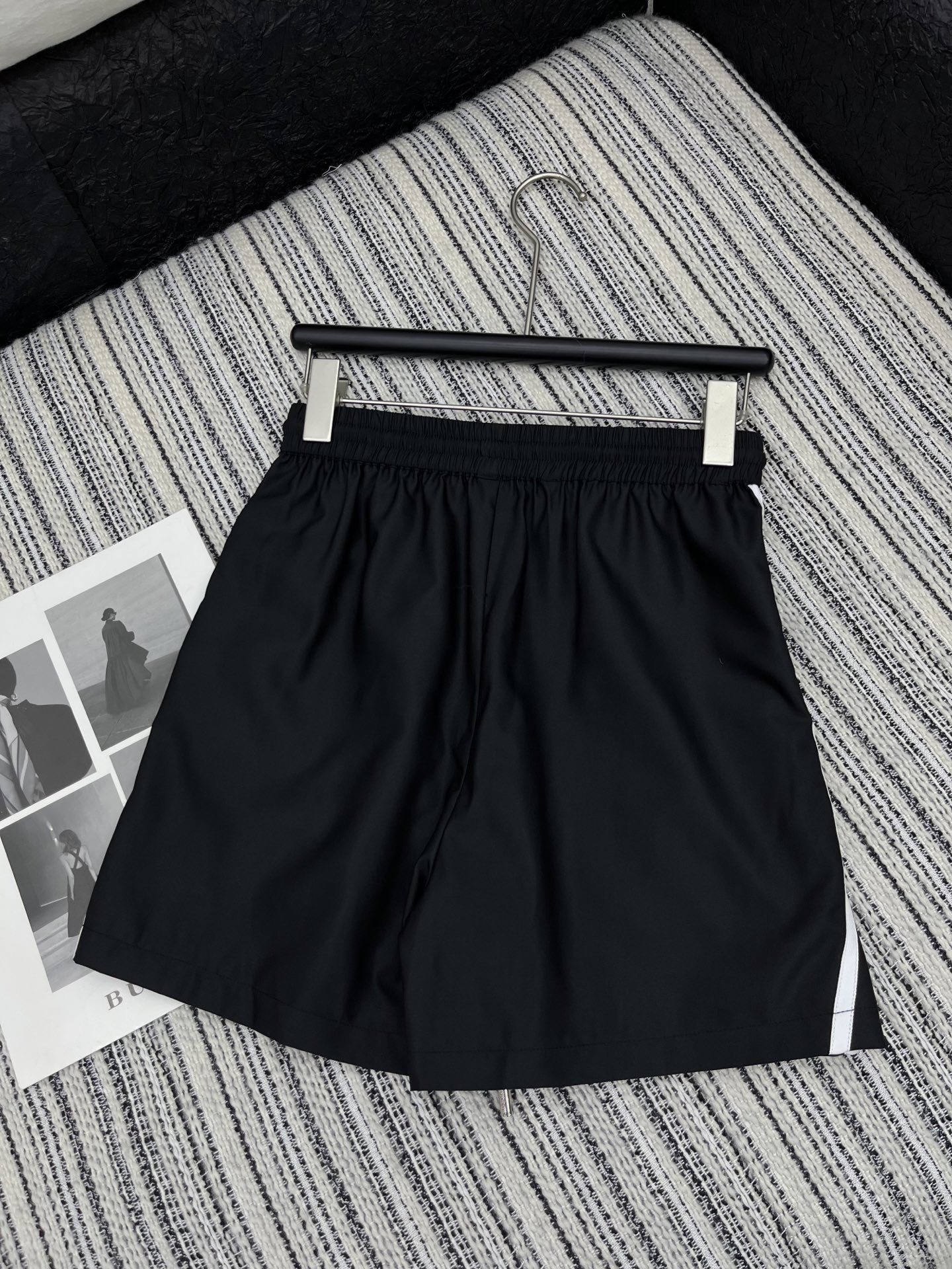 🛒𝐍𝐄𝐖 · 𝟐𝟎𝟐5/爆款现货
解锁夏日高阶穿搭!
Prada撞色戴帽马甲搭配松紧腰抽绳短裤,为你
