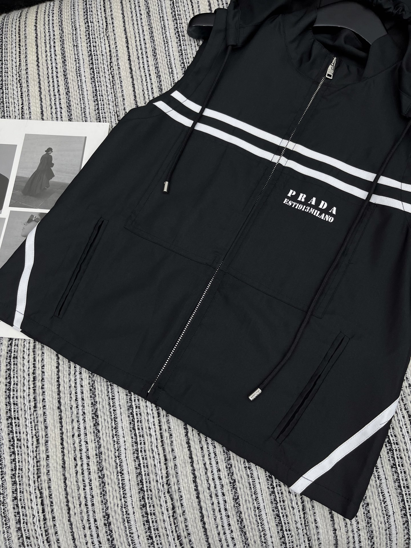 🛒𝐍𝐄𝐖 · 𝟐𝟎𝟐5/爆款现货
解锁夏日高阶穿搭!
Prada撞色戴帽马甲搭配松紧腰抽绳短裤,为你