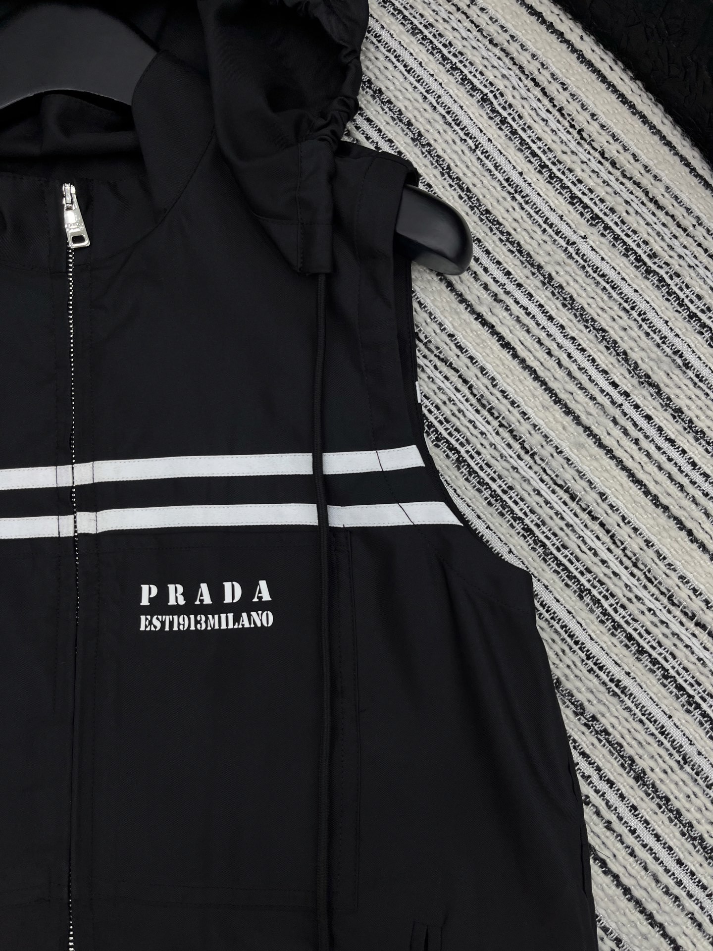 🛒𝐍𝐄𝐖 · 𝟐𝟎𝟐5/爆款现货
解锁夏日高阶穿搭!
Prada撞色戴帽马甲搭配松紧腰抽绳短裤,为你
