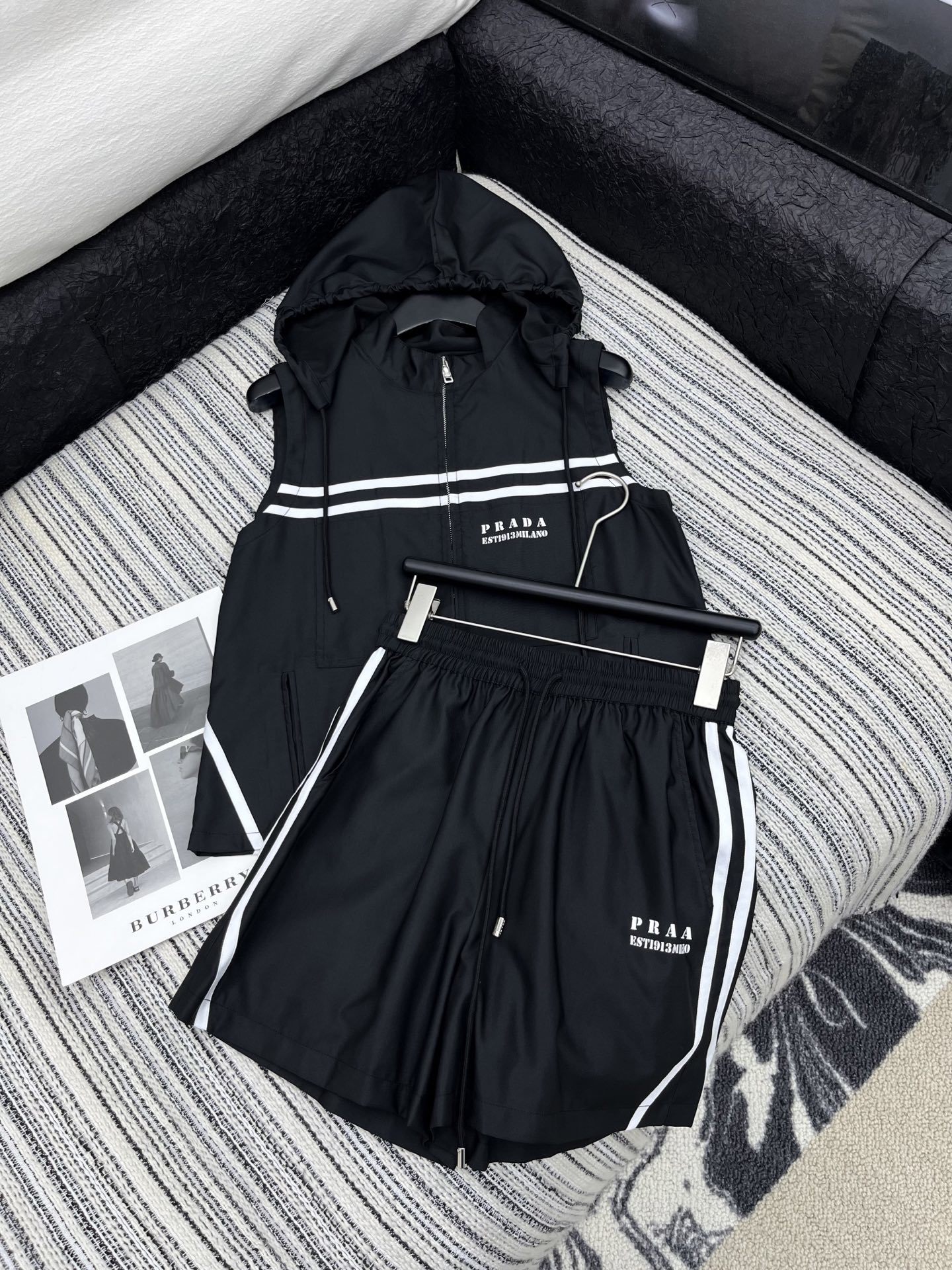 🛒𝐍𝐄𝐖 · 𝟐𝟎𝟐5/爆款现货
解锁夏日高阶穿搭!
Prada撞色戴帽马甲搭配松紧腰抽绳短裤,为你