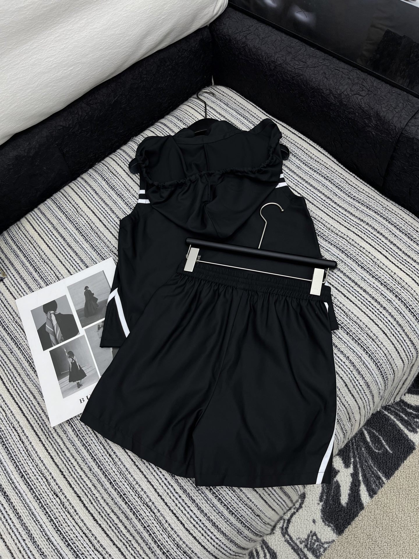 🛒𝐍𝐄𝐖 · 𝟐𝟎𝟐5/爆款现货
解锁夏日高阶穿搭!
Prada撞色戴帽马甲搭配松紧腰抽绳短裤,为你