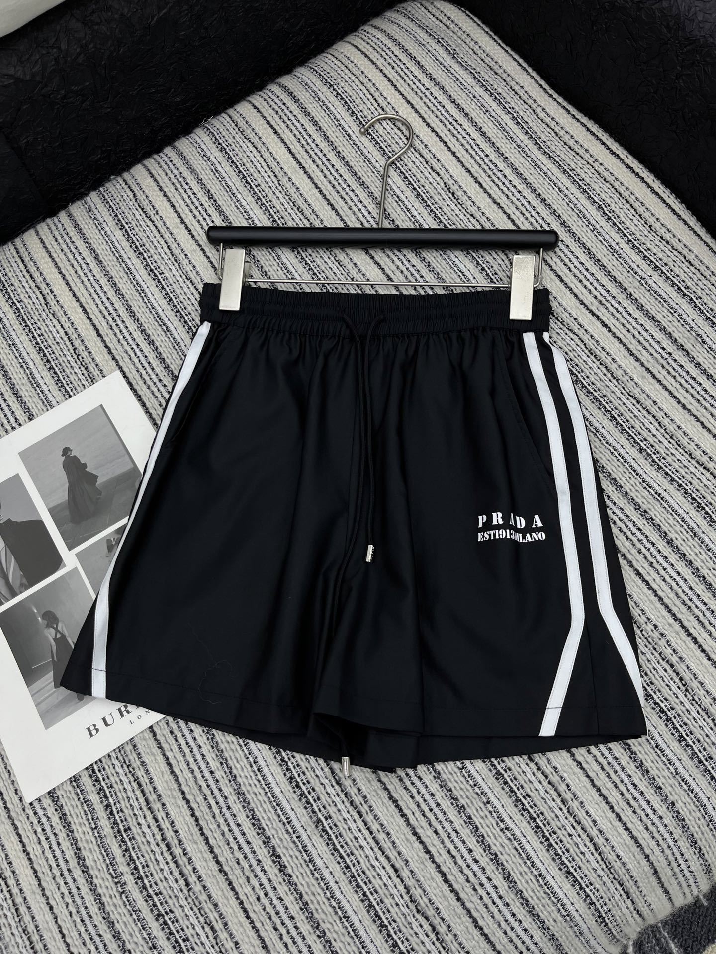 🛒𝐍𝐄𝐖 · 𝟐𝟎𝟐5/爆款现货
解锁夏日高阶穿搭!
Prada撞色戴帽马甲搭配松紧腰抽绳短裤,为你