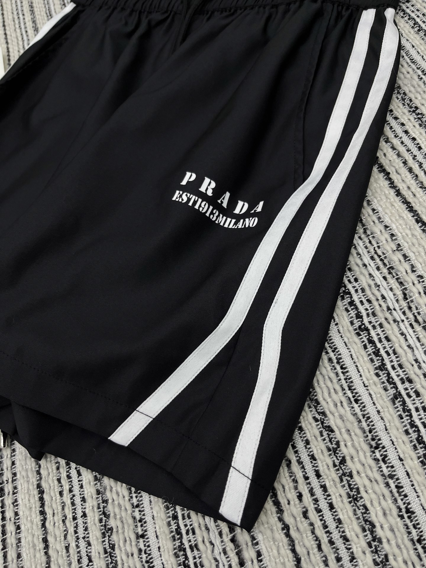 🛒𝐍𝐄𝐖 · 𝟐𝟎𝟐5/爆款现货
解锁夏日高阶穿搭!
Prada撞色戴帽马甲搭配松紧腰抽绳短裤,为你