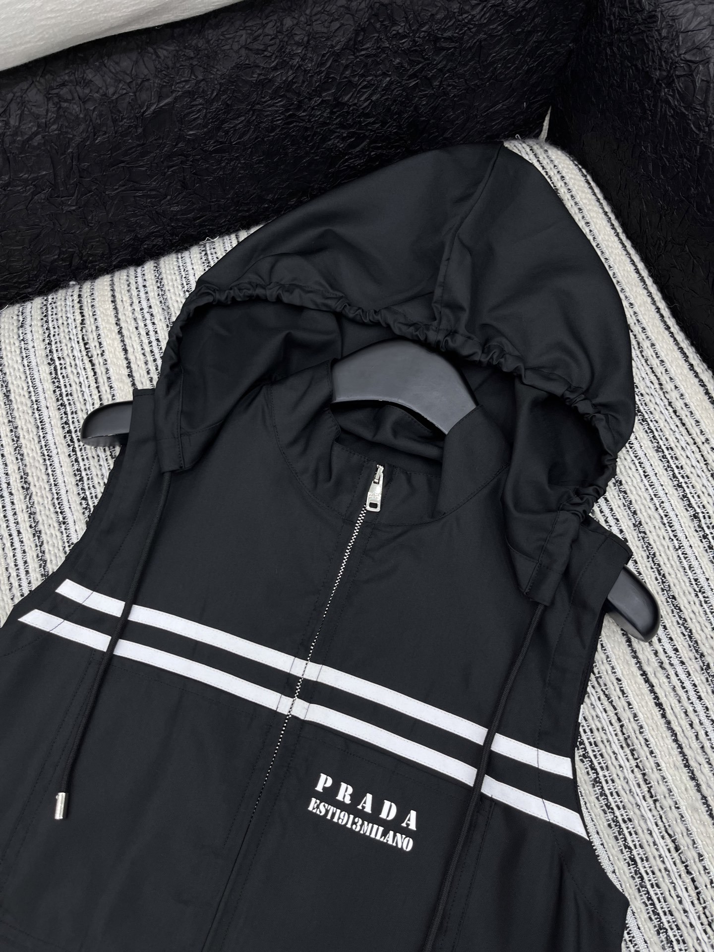 🛒𝐍𝐄𝐖 · 𝟐𝟎𝟐5/爆款现货
解锁夏日高阶穿搭!
Prada撞色戴帽马甲搭配松紧腰抽绳短裤,为你