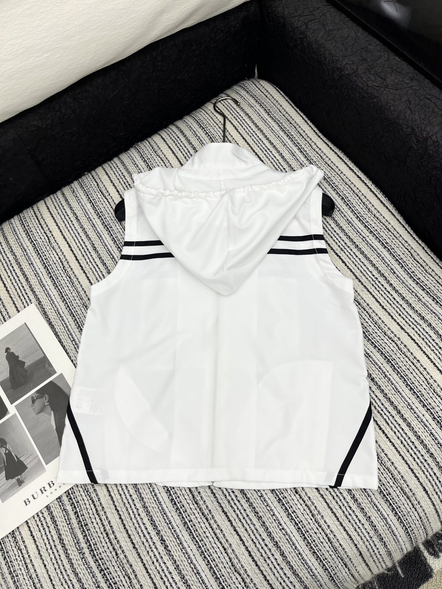 🛒𝐍𝐄𝐖 · 𝟐𝟎𝟐5/爆款现货
解锁夏日高阶穿搭!
Prada撞色戴帽马甲搭配松紧腰抽绳短裤,为你