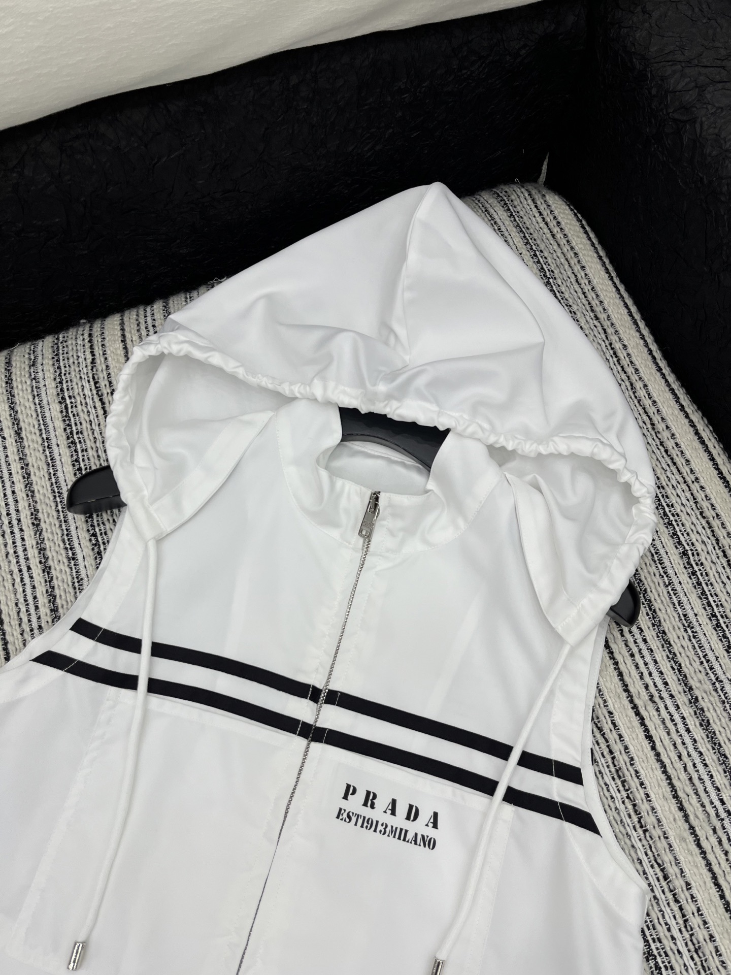 🛒𝐍𝐄𝐖 · 𝟐𝟎𝟐5/爆款现货
解锁夏日高阶穿搭!
Prada撞色戴帽马甲搭配松紧腰抽绳短裤,为你