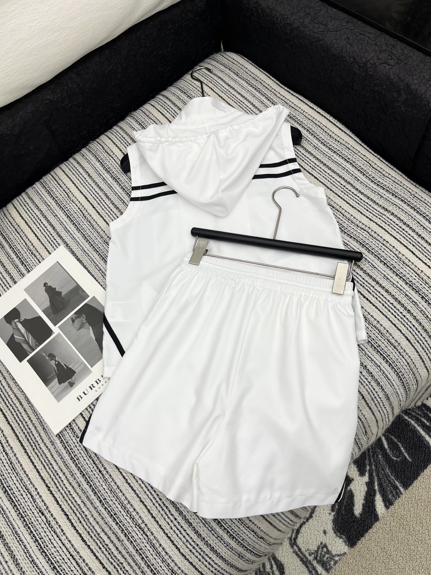 🛒𝐍𝐄𝐖 · 𝟐𝟎𝟐5/爆款现货
解锁夏日高阶穿搭!
Prada撞色戴帽马甲搭配松紧腰抽绳短裤,为你