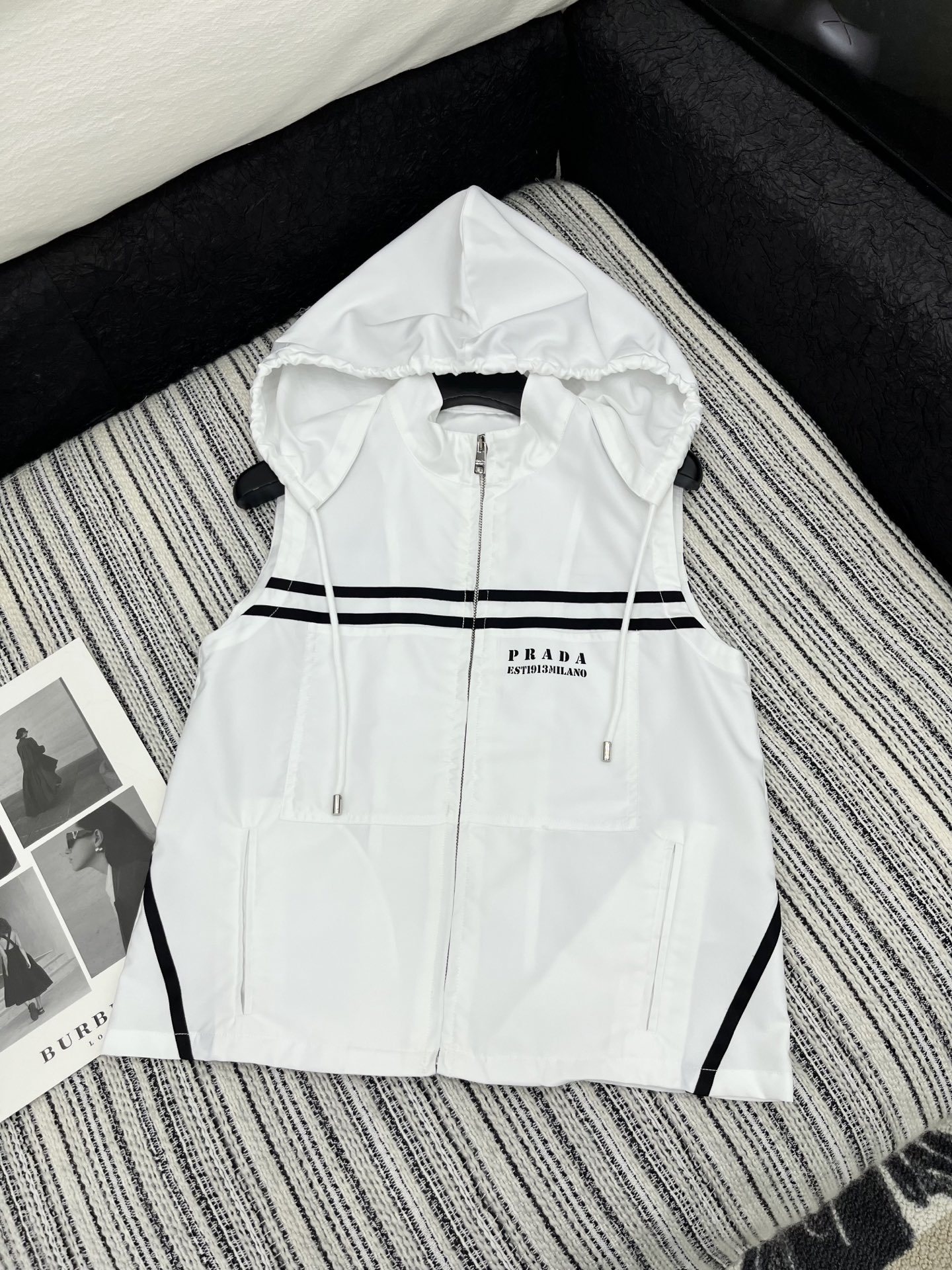 🛒𝐍𝐄𝐖 · 𝟐𝟎𝟐5/爆款现货
解锁夏日高阶穿搭!
Prada撞色戴帽马甲搭配松紧腰抽绳短裤,为你
