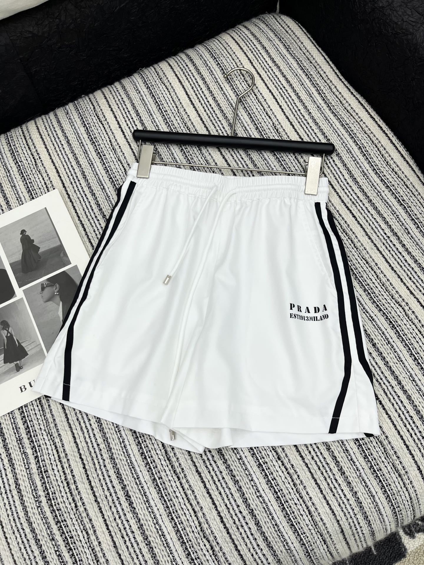 🛒𝐍𝐄𝐖 · 𝟐𝟎𝟐5/爆款现货
解锁夏日高阶穿搭!
Prada撞色戴帽马甲搭配松紧腰抽绳短裤,为你