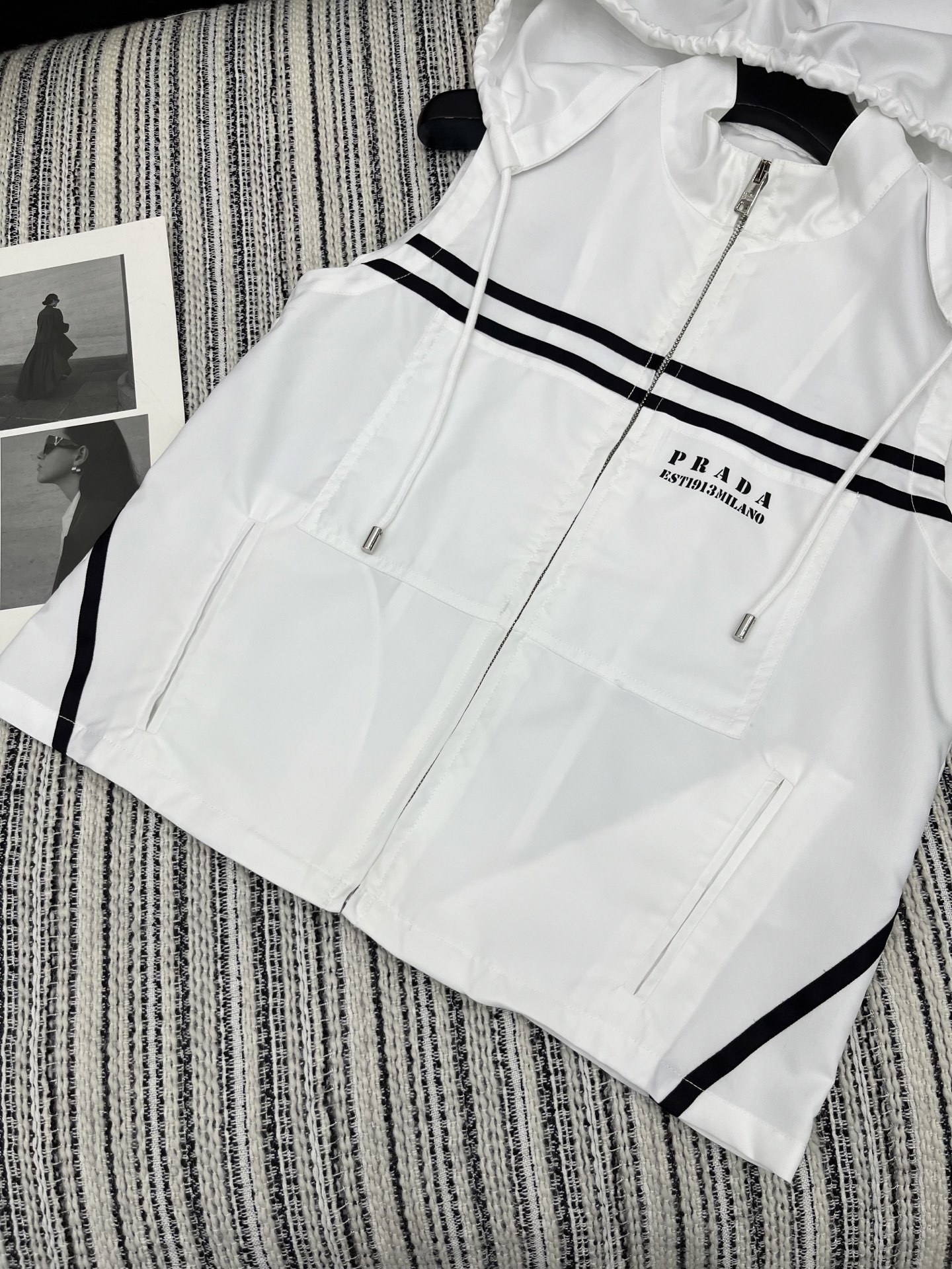 🛒𝐍𝐄𝐖 · 𝟐𝟎𝟐5/爆款现货
解锁夏日高阶穿搭!
Prada撞色戴帽马甲搭配松紧腰抽绳短裤,为你